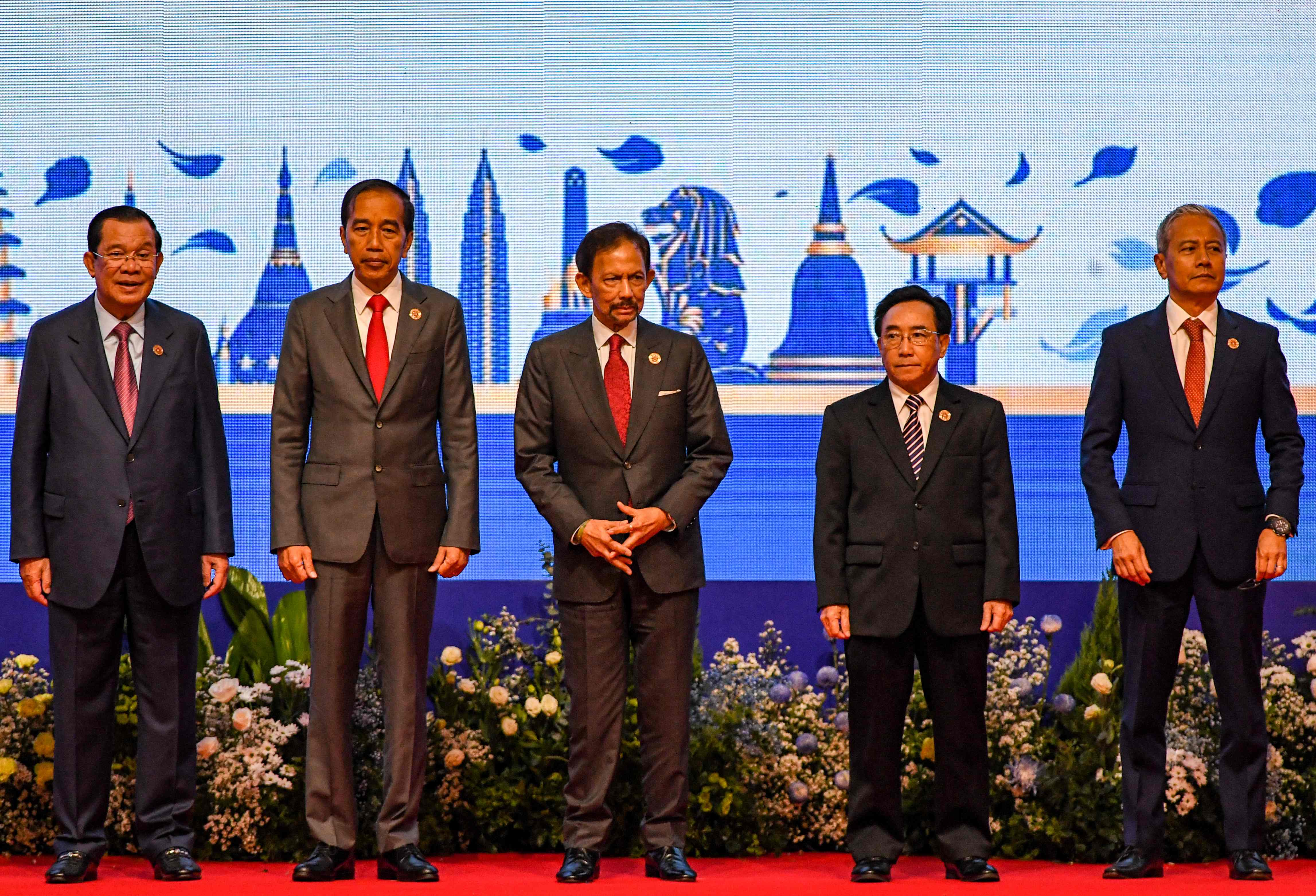 Presiden Jokowi berfoto dengan sejumlah pemimpin negara ASEAN.