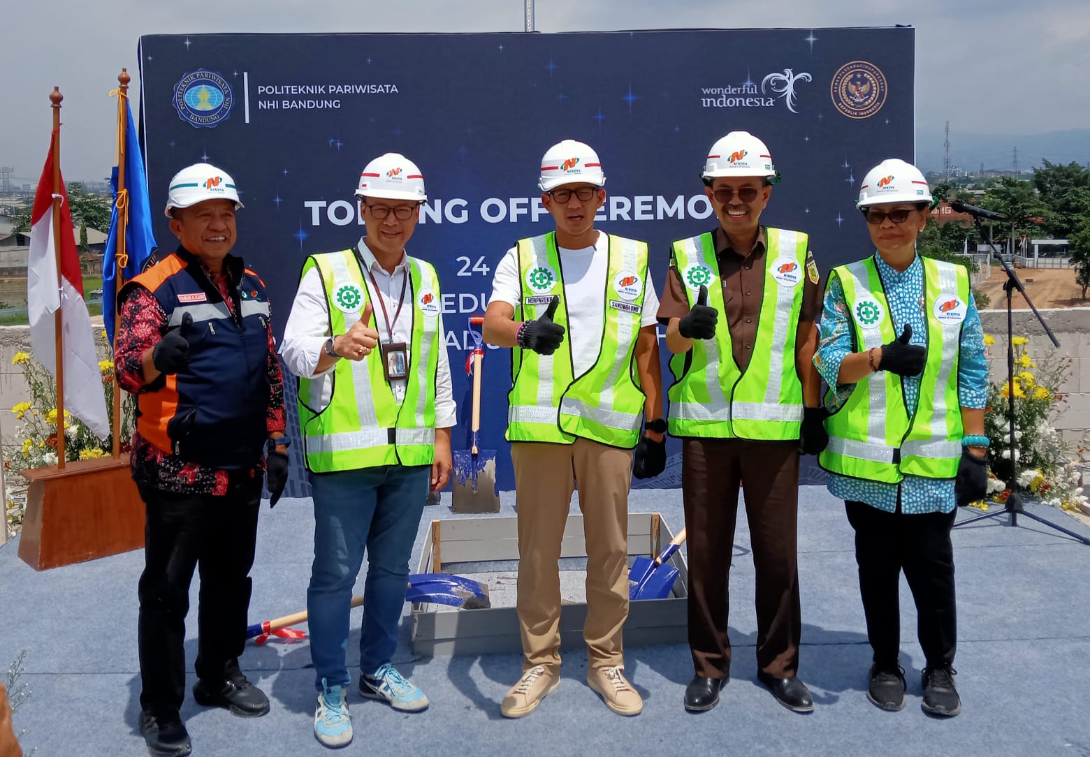 Menteri Pariwisata dan Ekonomi Kreatif Sandiaga Salehuddin Uno menghadiri seremoni dimulainya pembangunan kampus baru Poltekpar NHI Bandung.