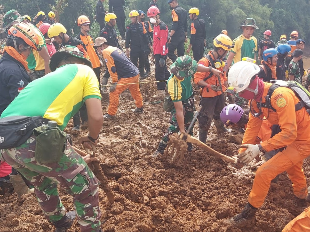 Evakuasi sembilan jenazah yang tertimbun longsor gempa Cianjur.