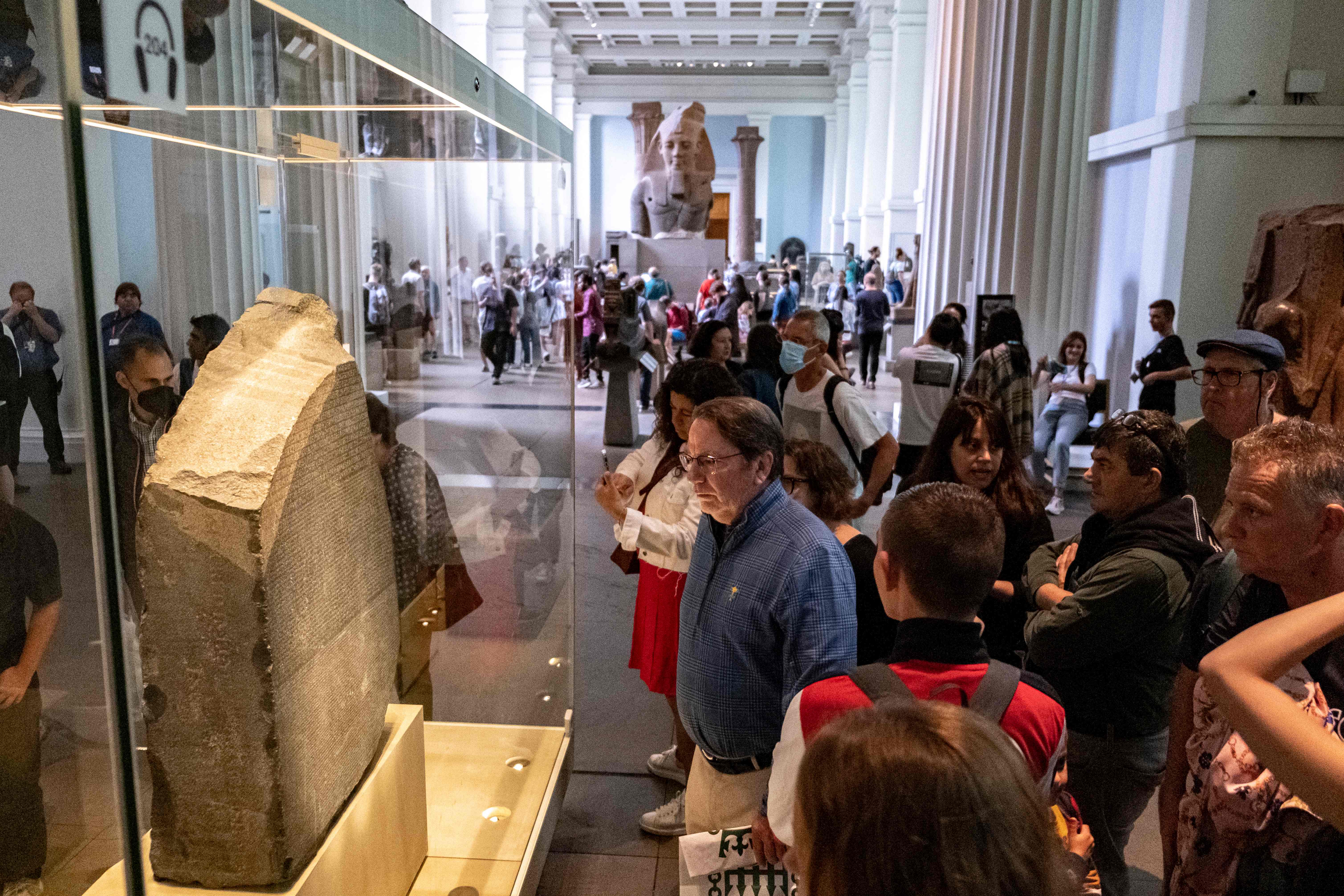 Ilustrasi.  Pengunjung melihat Batu Rosetta di Musem Inggris. Batu Rosetta adalah basalt slab dari abad 196 SM