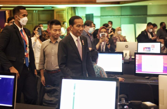 Presiden Jokowi mengunjungi Media Center KTT G20 Bali, Senin (14/11)