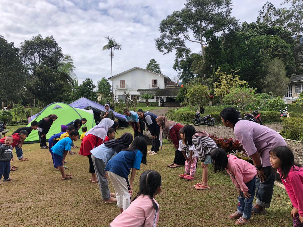 Para relawan Medco menghibur anak-anak korban gempa Cianjur, Selasa (29/11).