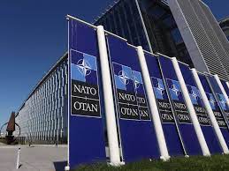 Foto yang diambil pada 15 Juni 2022 menunjukkan logo North Atlantic Treaty Organization (NATO) di markas NATO di Brussels, Belgia.  