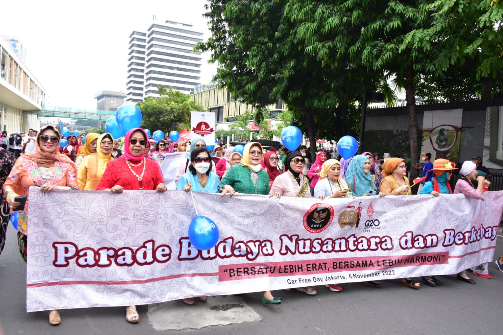 Sejumlah perempuan dalam membawa sepanduk dalam acara Parade Budaya Nusantara.