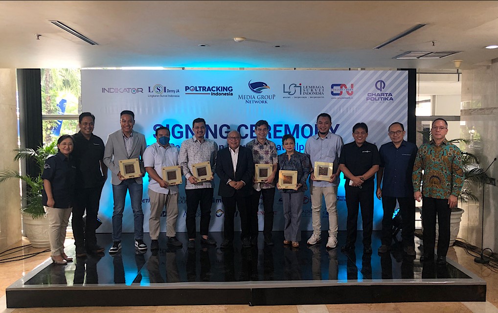 Penandatanganan MoU antara MGN dengan enam lembaga survei terkait hitung cepat Pemilu 2024