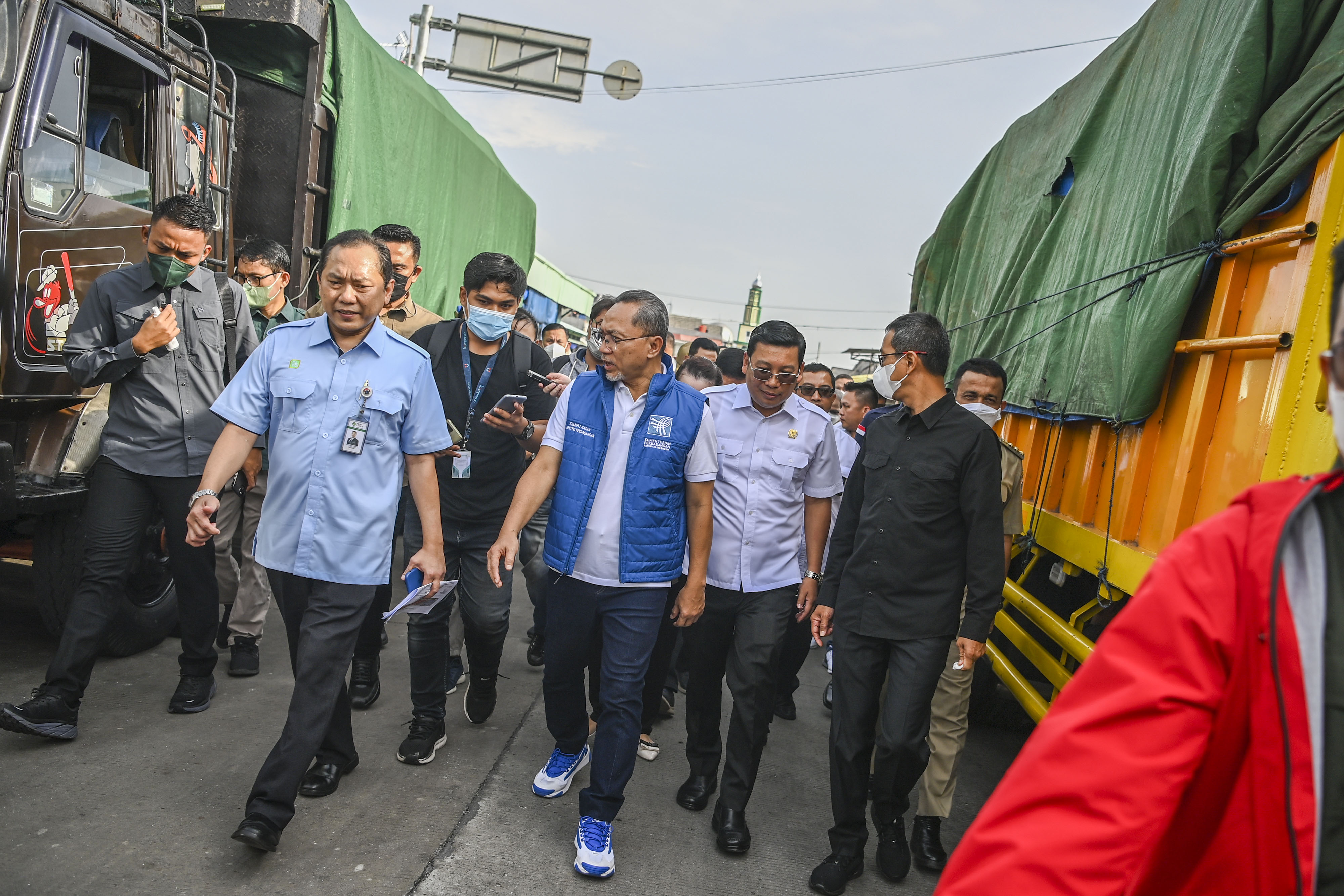 Menteri Perdagangan Zulkifli Hasan (tengah) didampingi Penjabat (Pj) Gubernur DKI Jakarta Heru Budi Hartono (kanan).