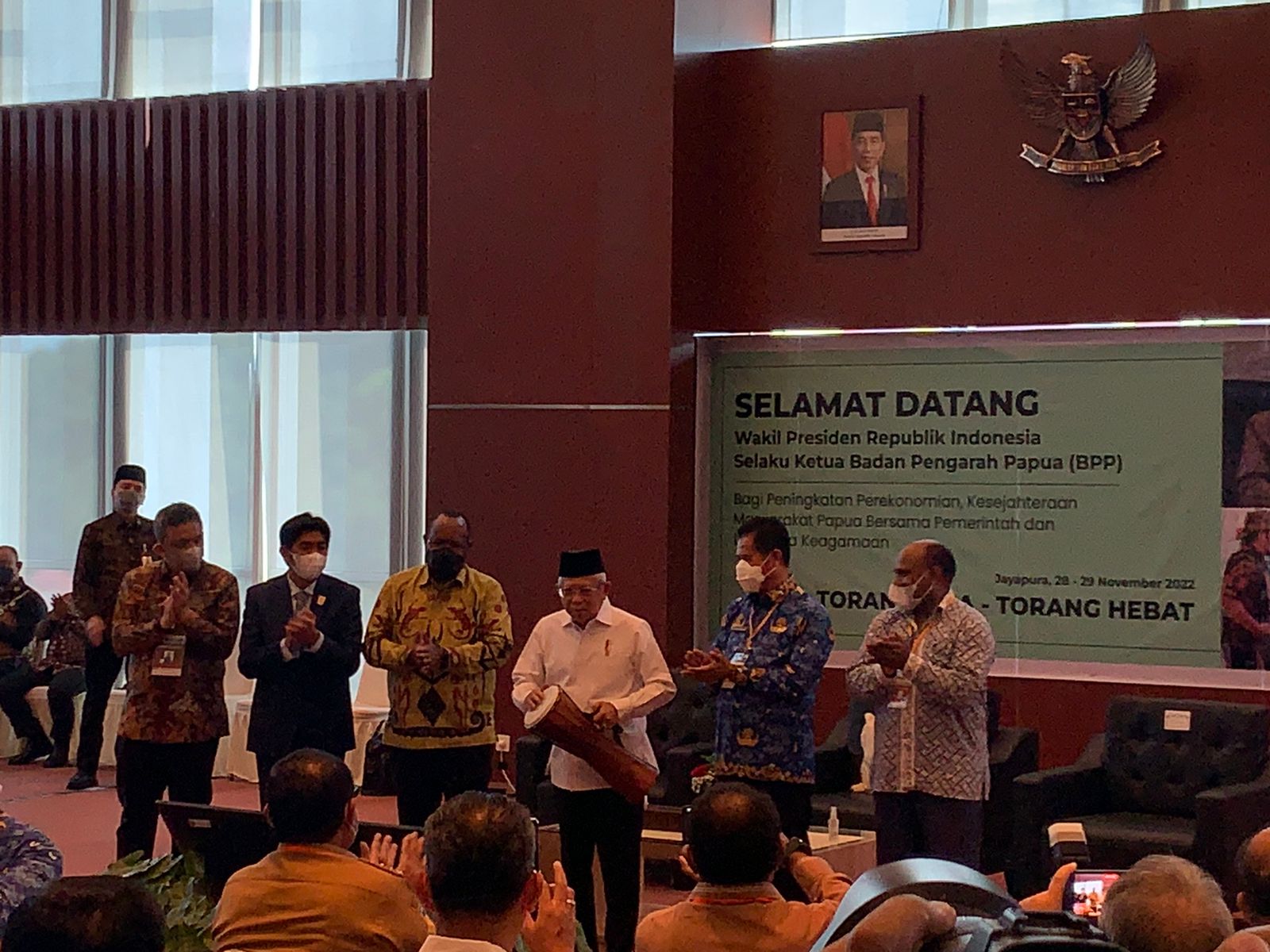 Wapres Ma'ruf Amin saat berdiskusi dengan Forum Komunikasi Pimpinan Daerah Papua di Jayapura, Selasa (29/11).