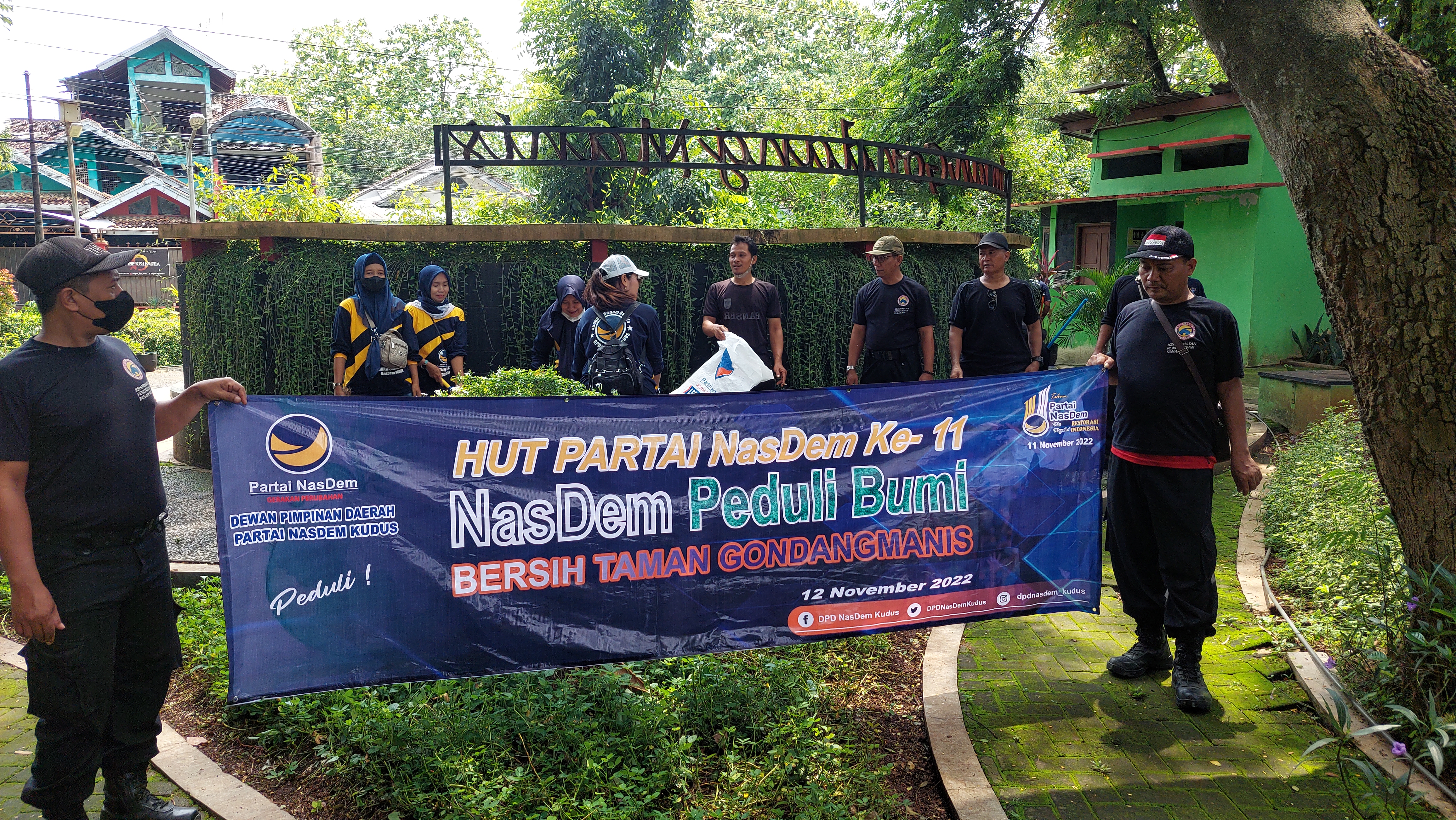 Kader NasDem Kudus, Jawa Tengah, melakukan aksi bersih taman dan sungai guna mencegah banjir dan DBD