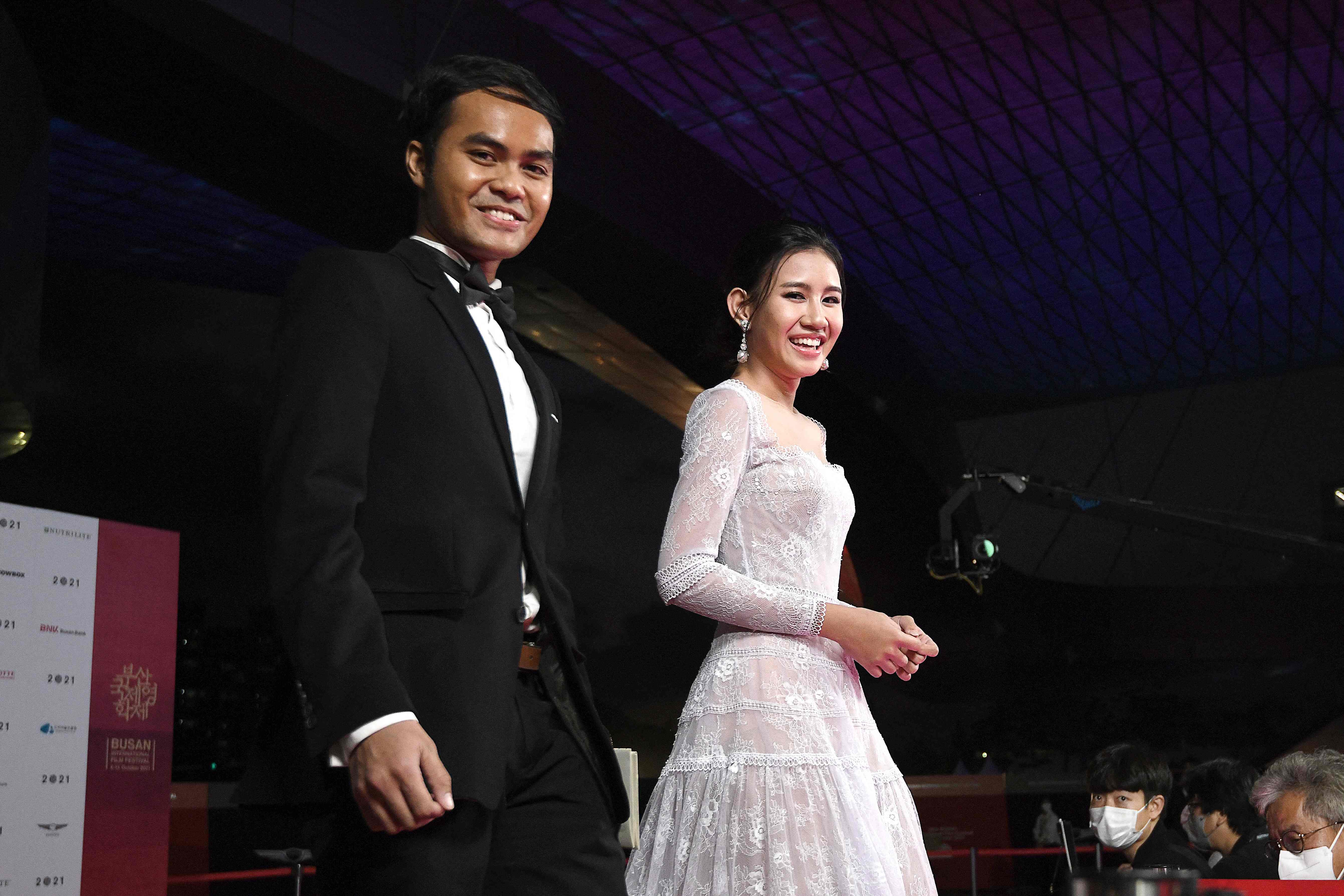 Ilustrasi: Aktris peran Shenina Cinnamon (kanan) dan Sutradara Film di Indonesia Wregas Bhanuteja di Festival Film Internasional Busan