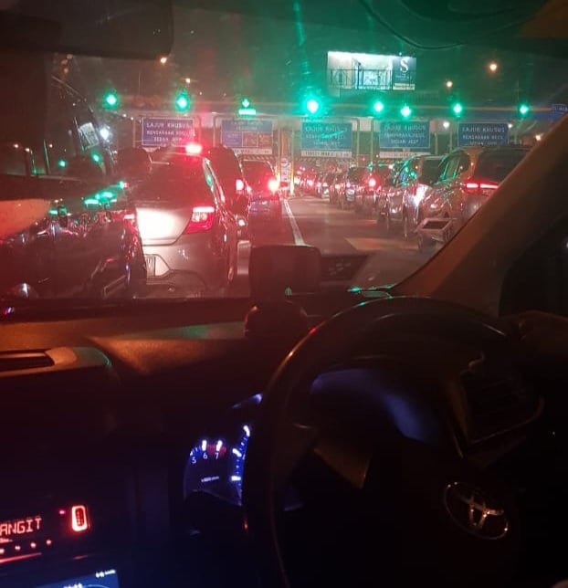 Kemacetan di pintu keluar tol Cibubur, Jakarta Timur, Rabu (9/11) malam.