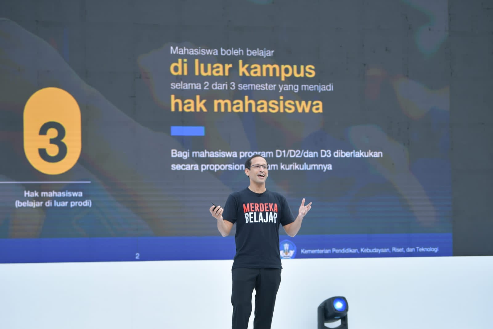 Mendikbudristek Nadiem Anwar Makarim memberi pemaparaan pada Festival Kampus Merdeka (FKM) di Pulau Serangan, Bali, Senin (14/11). 