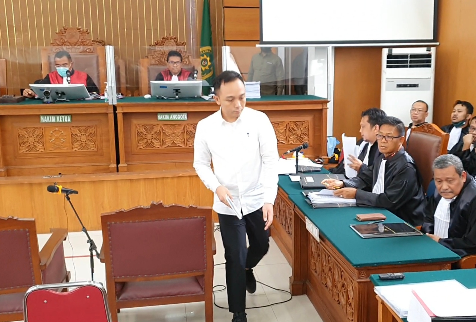 Ricky Rizal saat menjalani persidangan, hari ini.