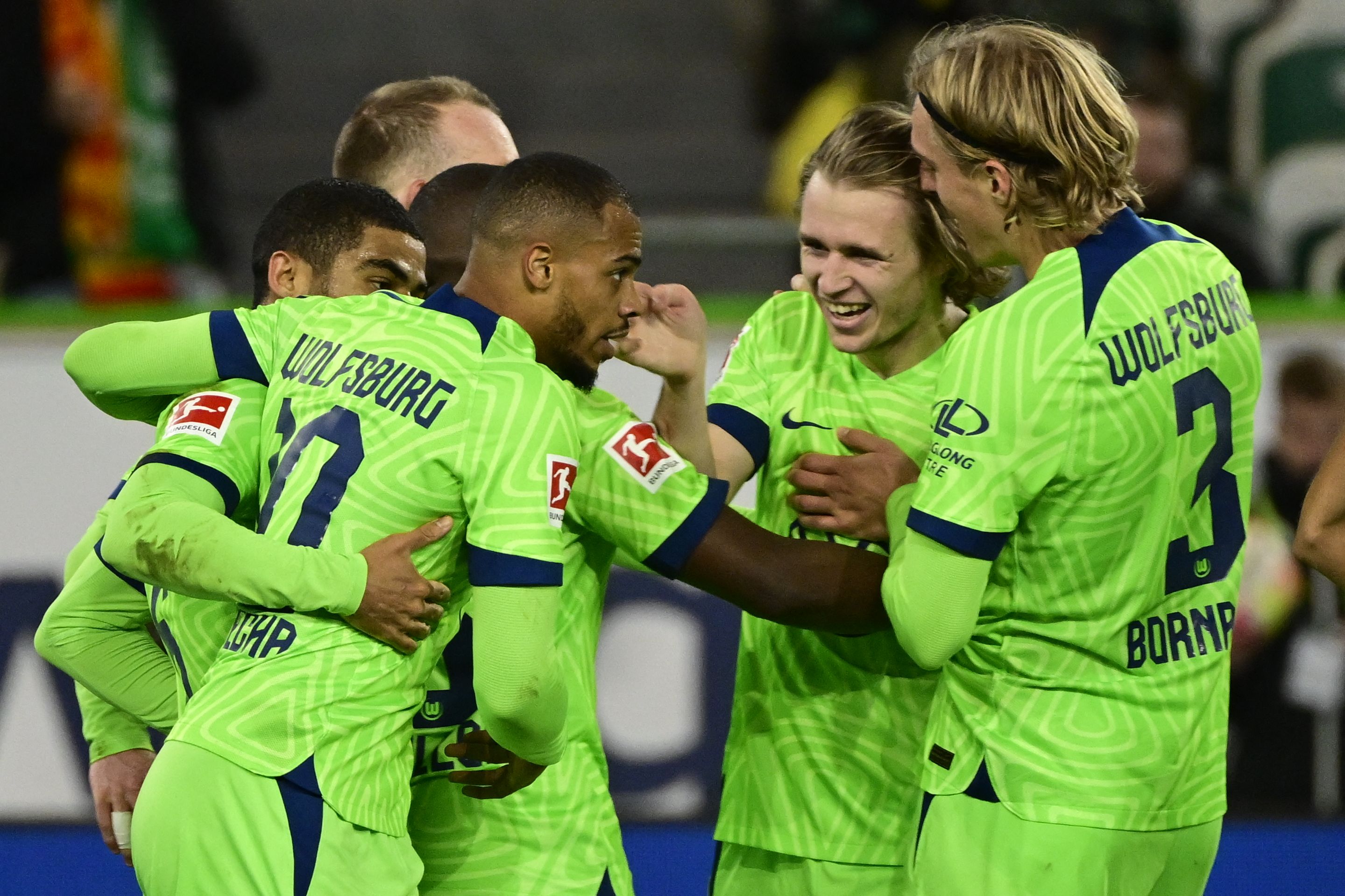 Para pemain Wolfsburg melakukan selebrasi usai mencetak gol ke gawang Borussia Dortmund di laga Bundesliga.