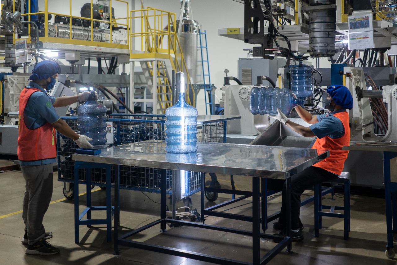 Karyawan sedang melakukan kegiatan produksi plastik di Pabrik Sukabumi PT Primadaya Plastisindo Tbk. 