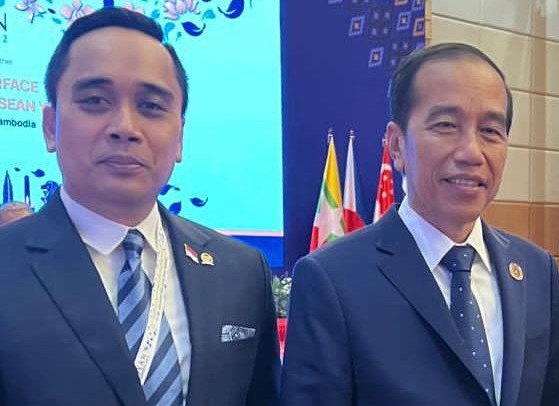 Presiden Joko Widodo (kanan) dan 