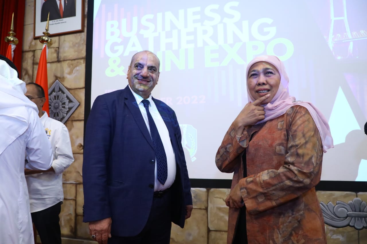 Gubernur Jatim Khofifah Indar Parawansa (kanan)