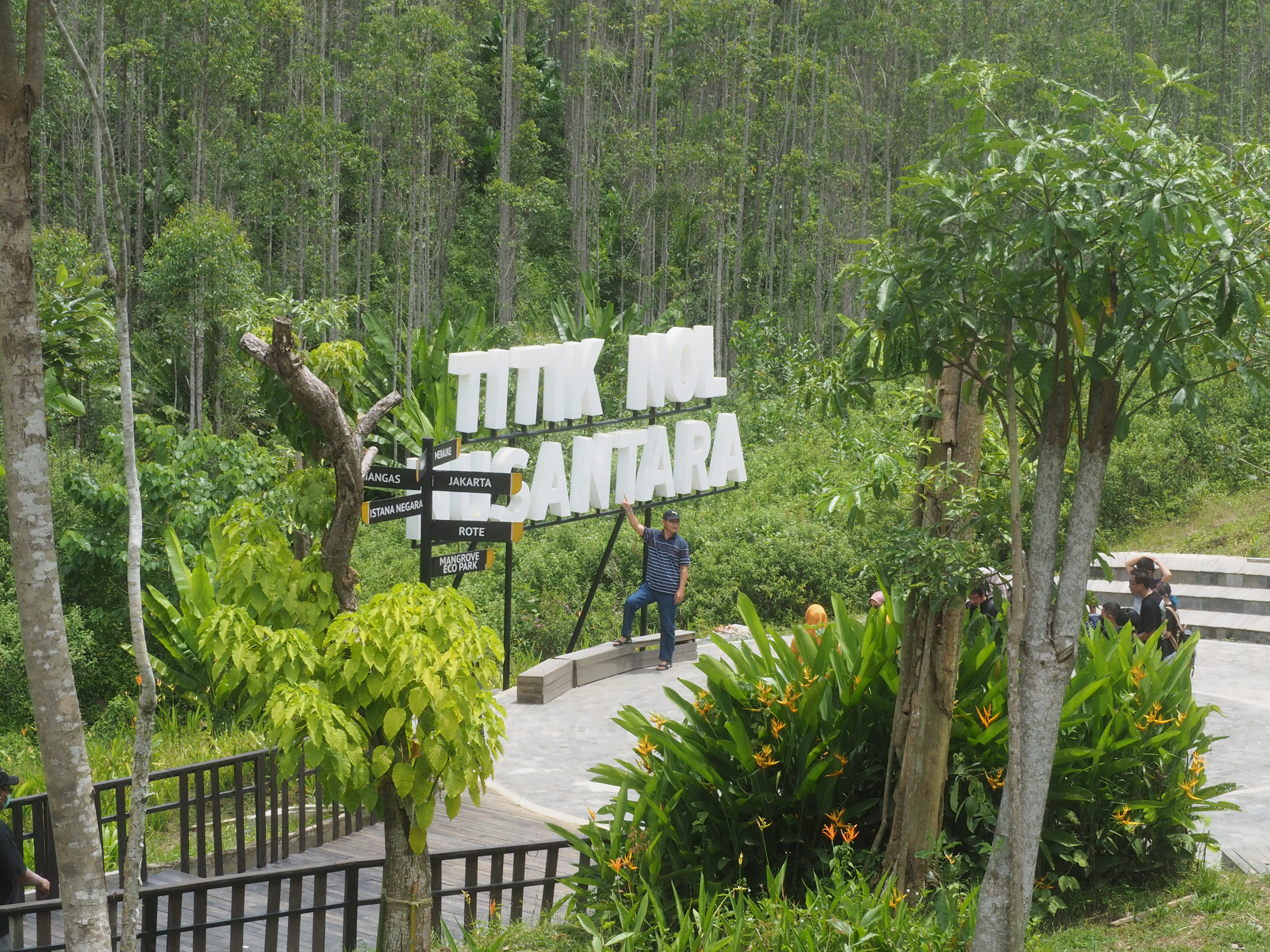 Warga berfoto di Titik 0 IKN Nusantara.