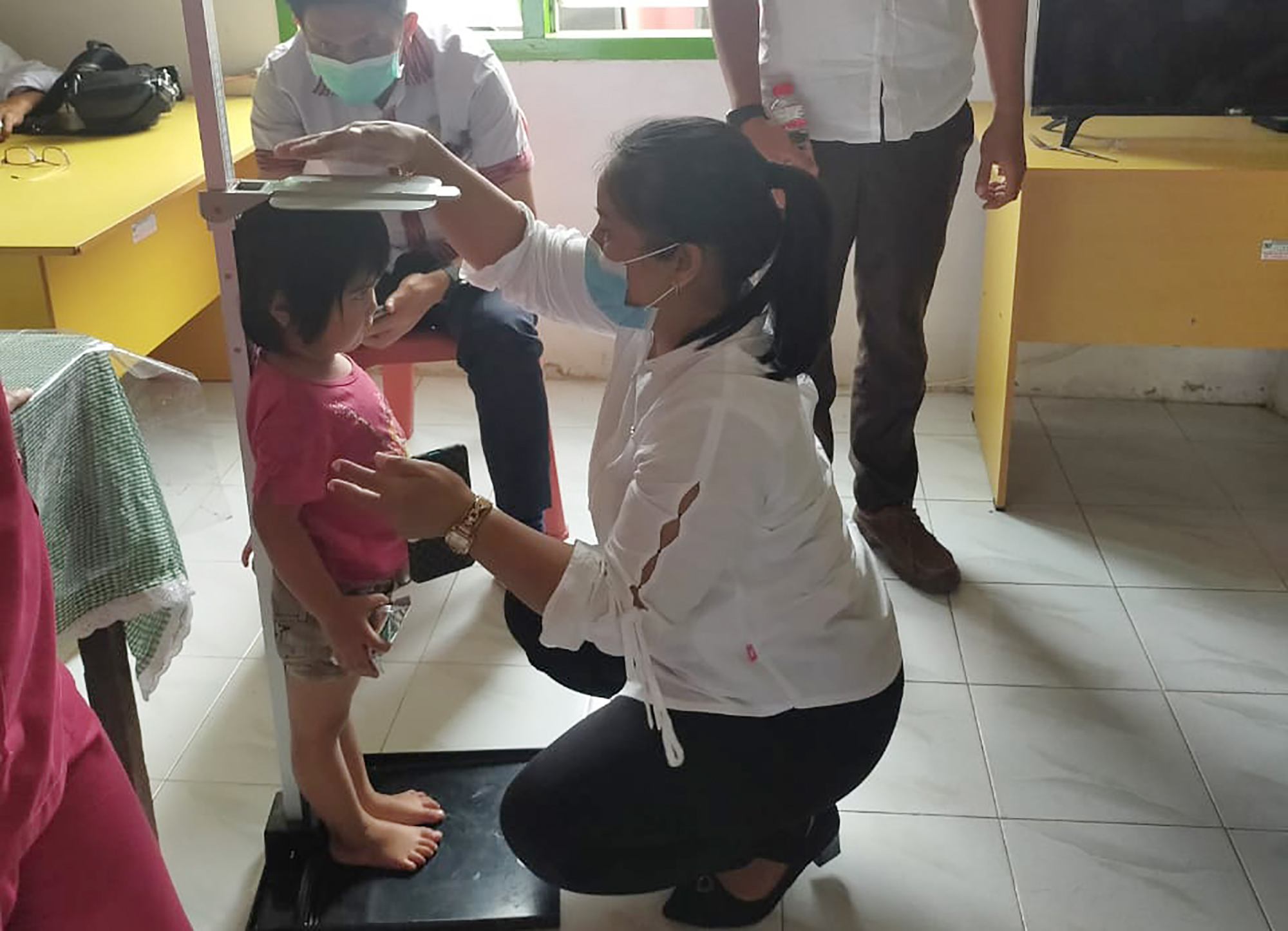 Petugas medis kesehatan Kabupaten Tapanuli Utara- Sumatera Utara, saat mengukur pertumbuhan balita penderta stunting di daerah itu