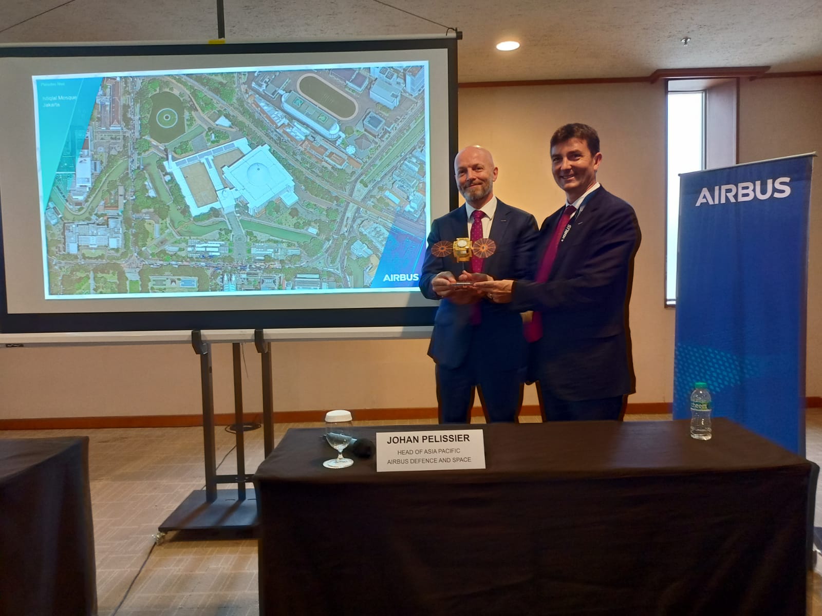Head of Asia Pasific Airbus Defence and Space Johan Pelissier (kanan)