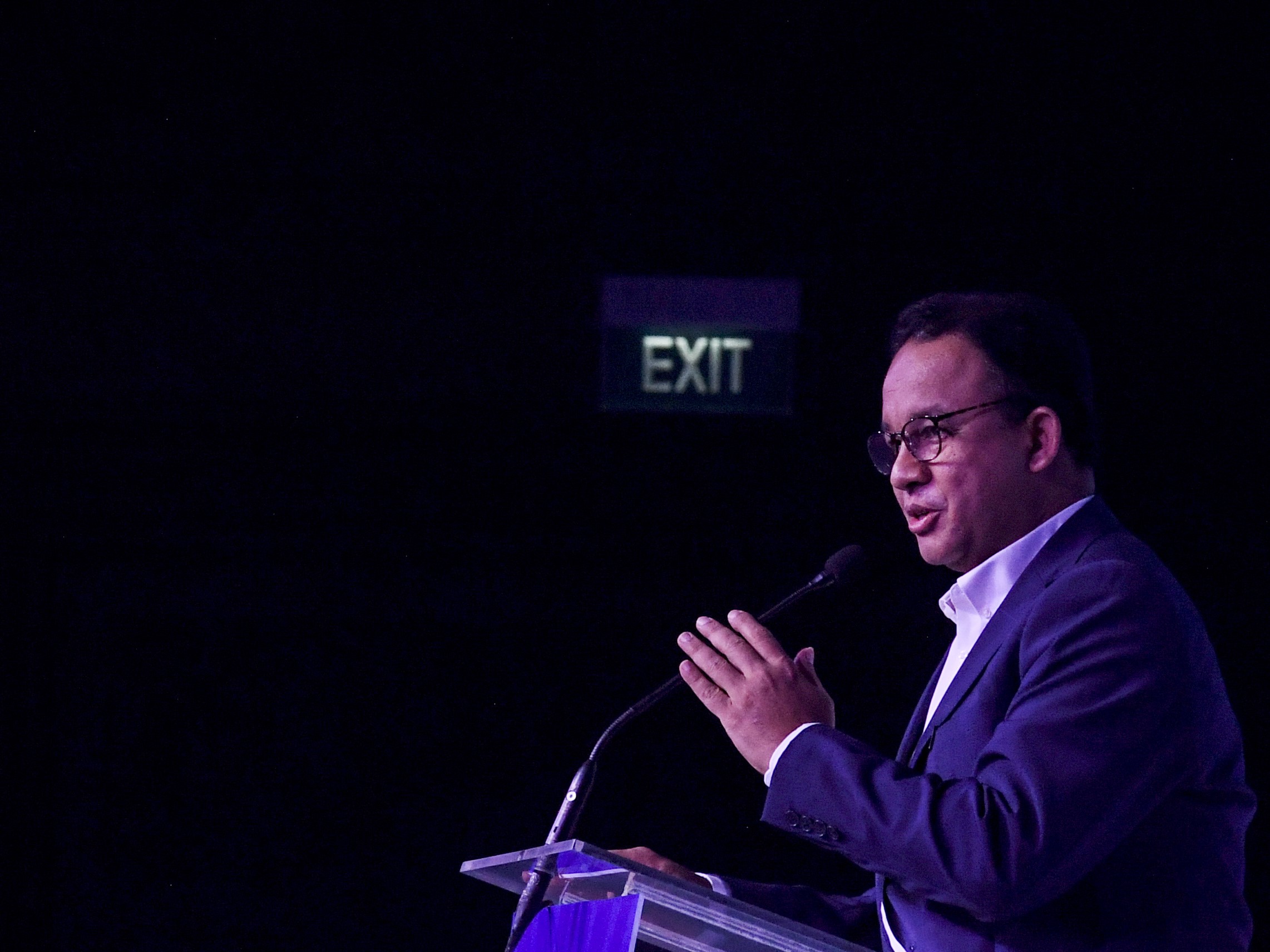 Mantan Gubernur DKI Jakarta Anies Baswedan menyampaikan pidato saat peresmian relawan IndonesiAnies di JCC, Rabu (2/11).