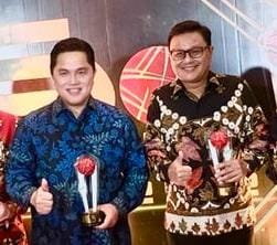 Menteri BUMN Erick Thohir dan Direktur Kelembagaan MIND ID Dany Amrul Ichdan terima penghargaan.