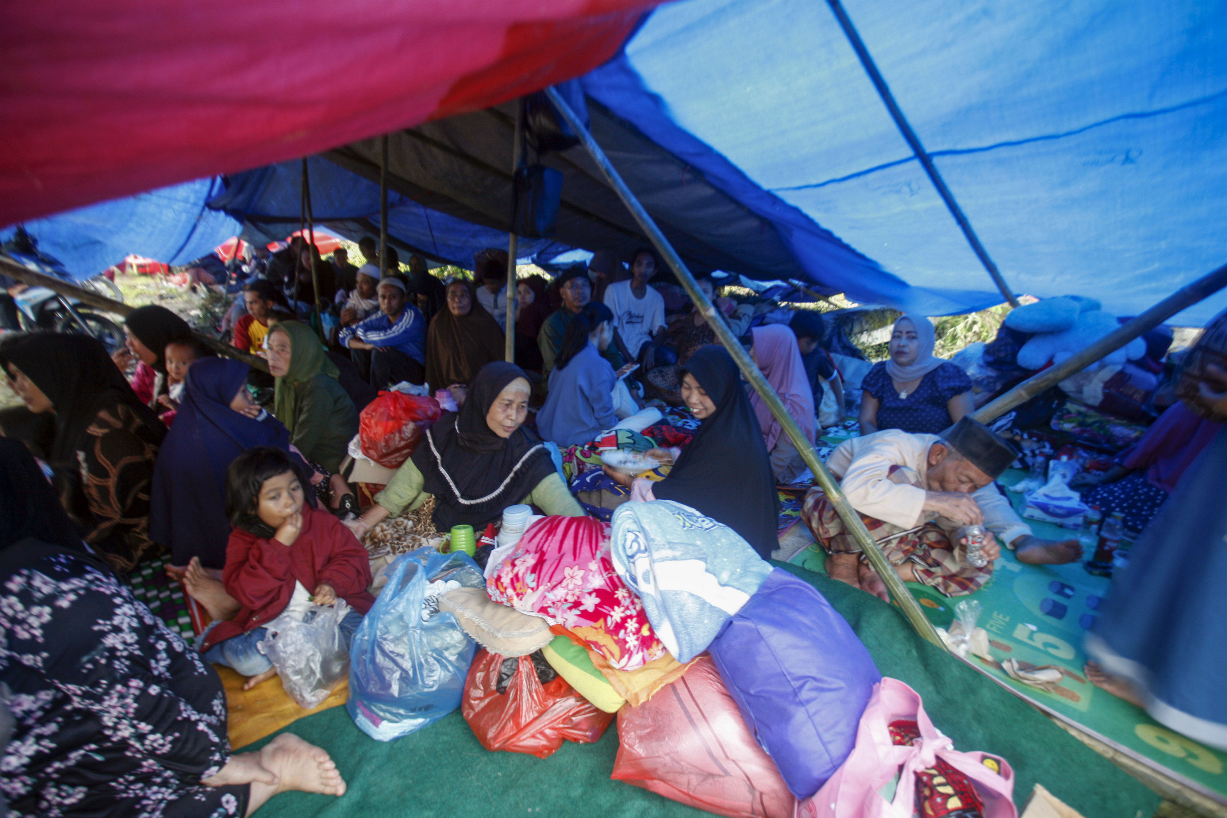 Warga mengungsi di tenda darurat, Cugenang, Kabupaten Cianjur, Jawa Barat, Selasa (22/11).