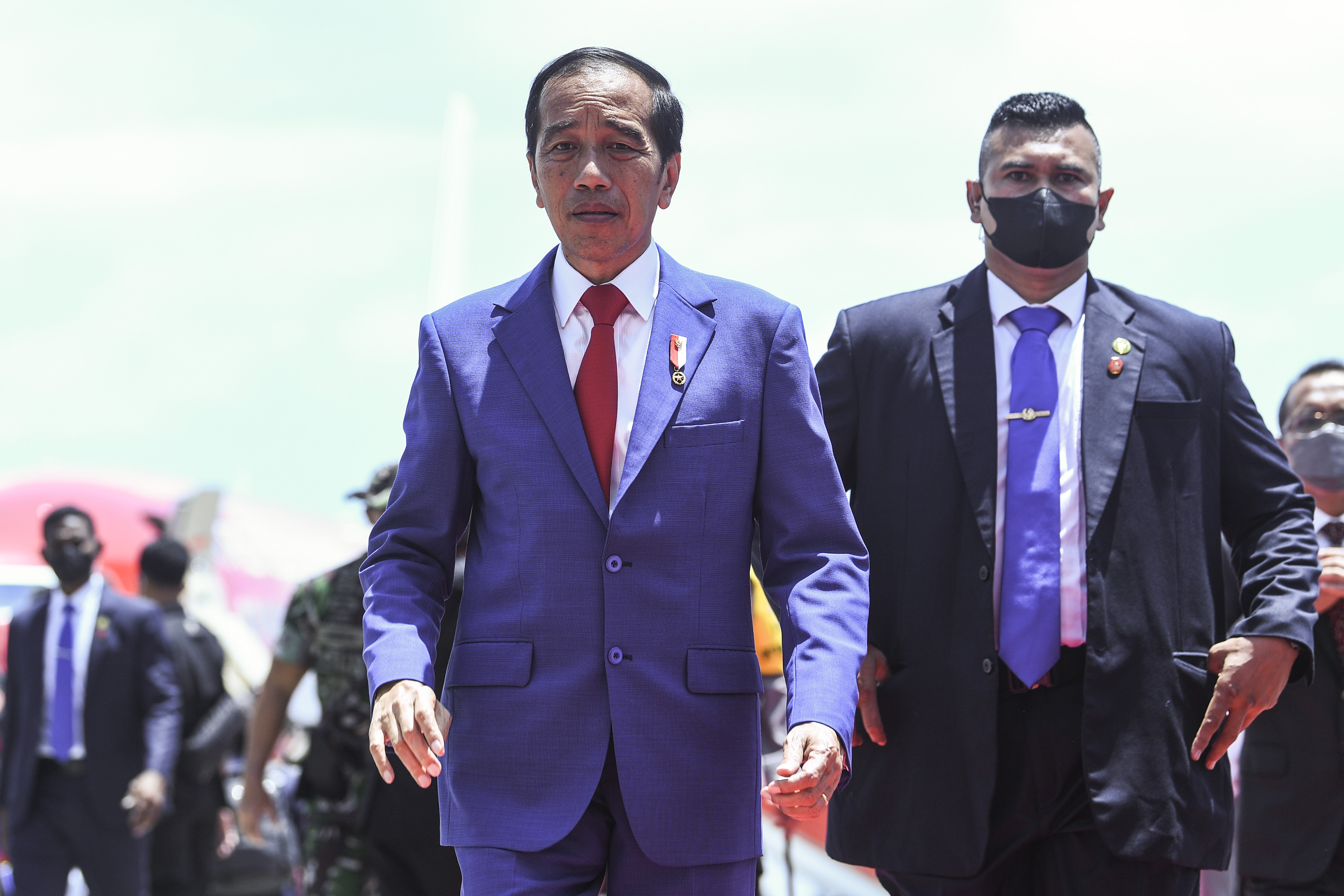 Presiden Jokowi saat bersiap memberi keterangan pers di Bandara I Gusti Ngurah Rai, Bali.