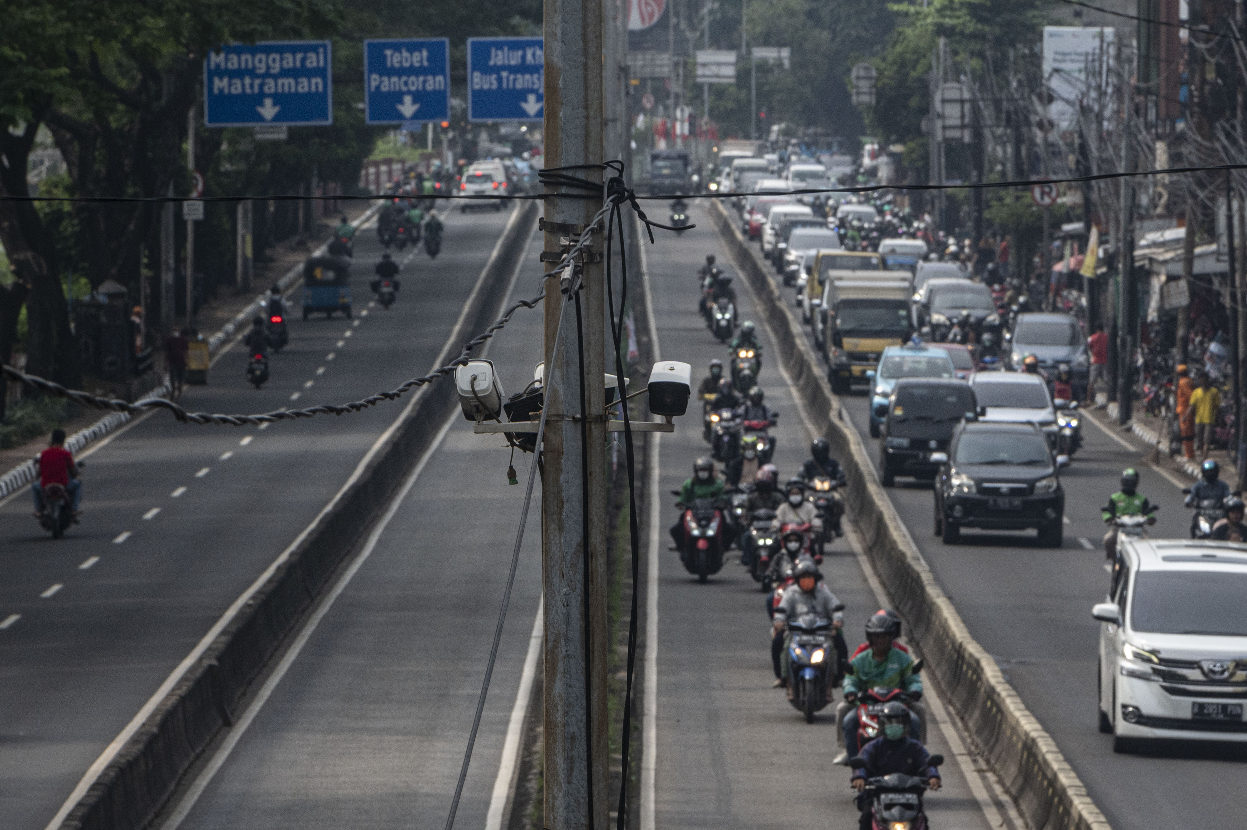 Kendaraan melintas di bawah kamera pengawas atau Closed Circuit Television (CCTV) yang terpasang di jalur bus transjakarta. 