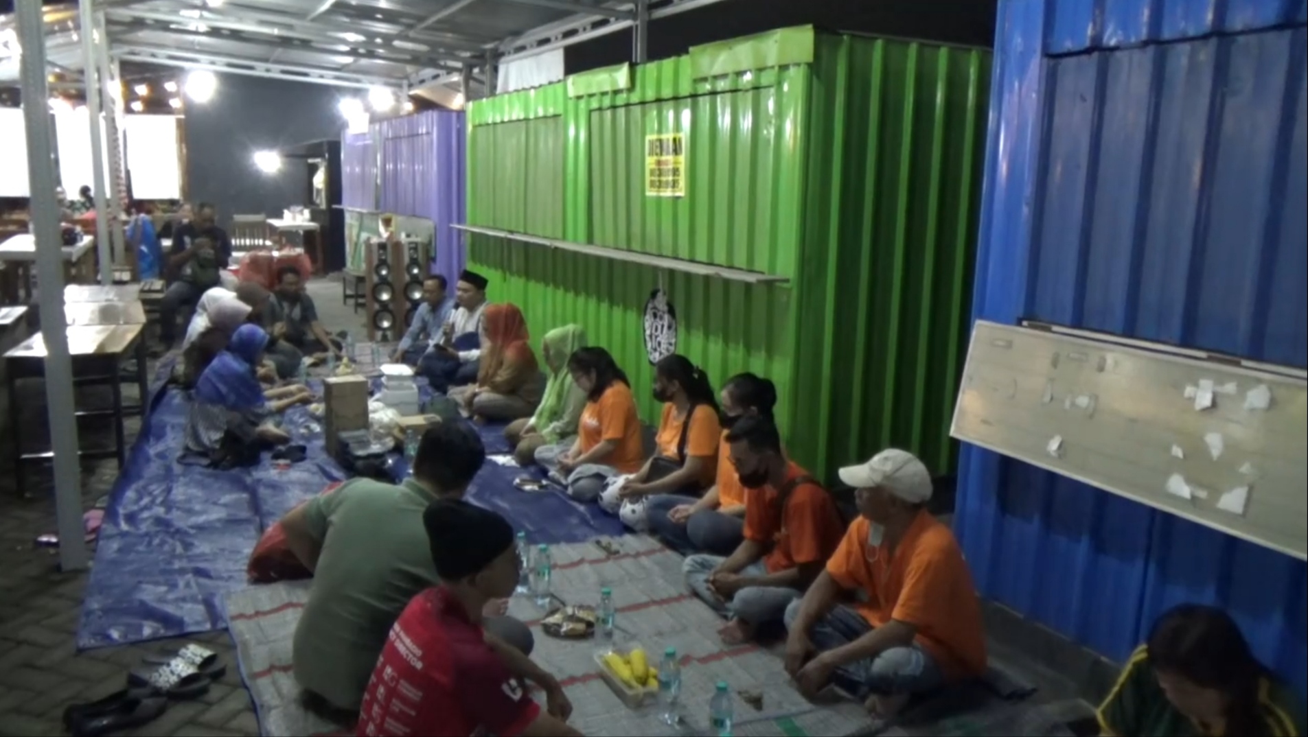 Para pelaku UMKM Aloha istighotsah atau doa bersama di areal Bundaran Aloha bermunajat kepada Allah SWT diberikan kemudahan berusaha