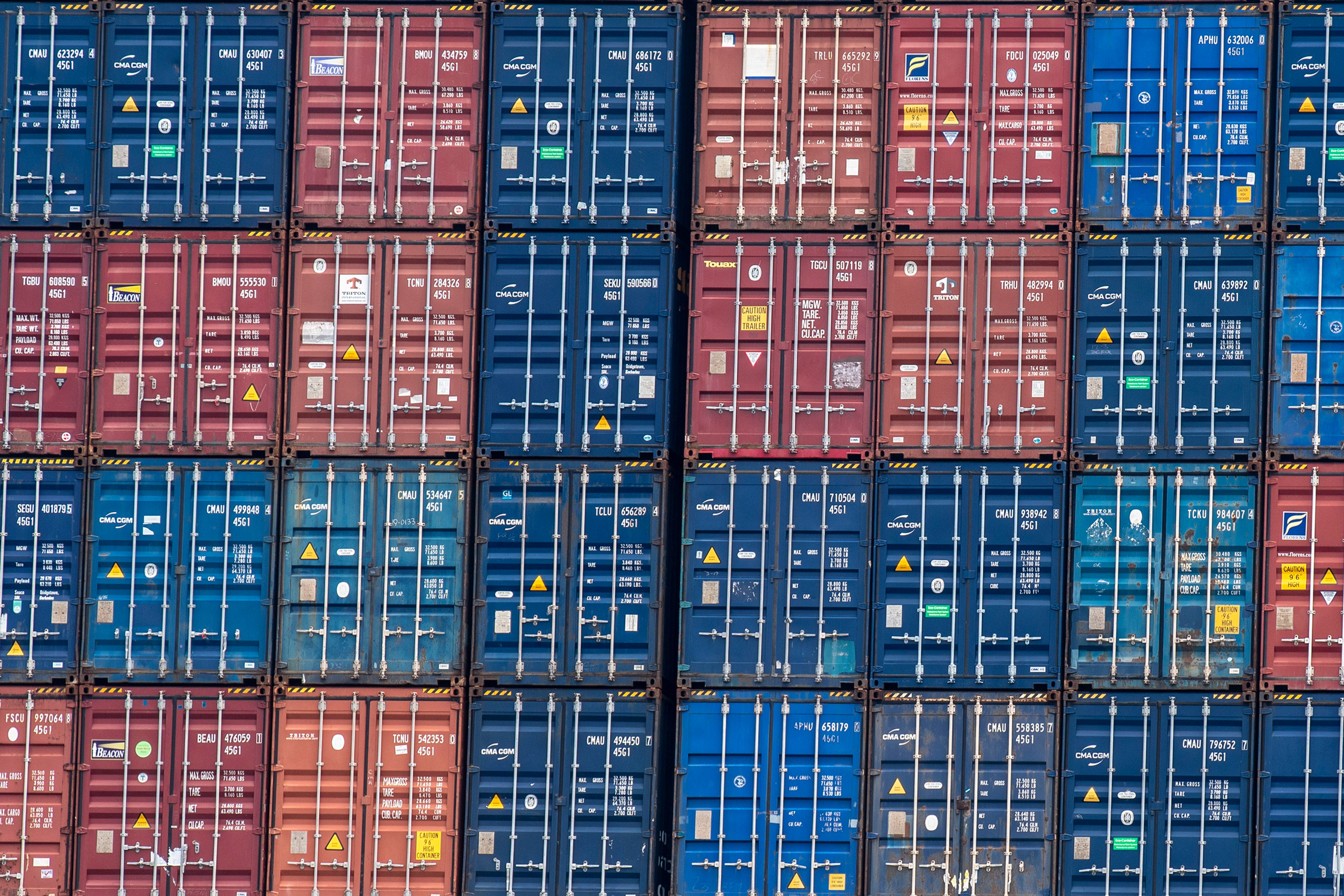 Potret tumpukan peti kemas di kawasan Pelabuhan Tanjung Priok, Jakarta.