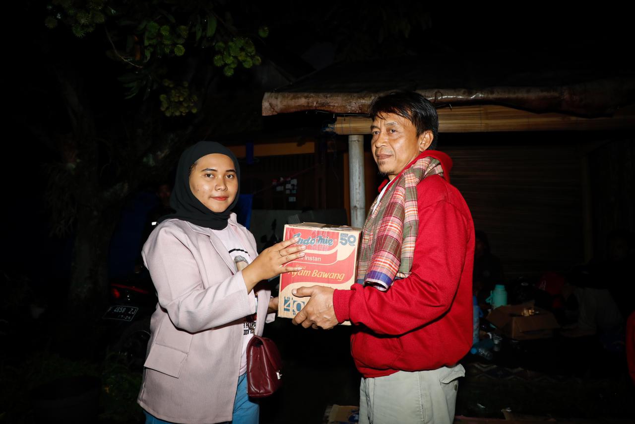 Relawan Srikandi Ganjar Jawa Barat meyalurkan bantuan bahan pokok kepada korban gempa di Cianjur, Rabu (23/11/2022)