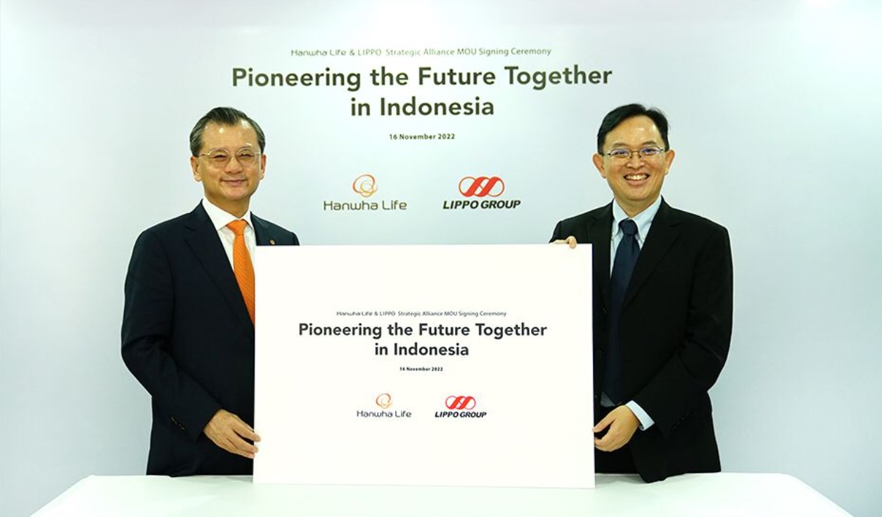 CEO Hanwha Life Insurance Co., Ltd, Yeo Seung Joo (kiri) bersama CEO PT Multipolar Tbk, Adrian Suherman (kanan), di Jakarta (16/11).