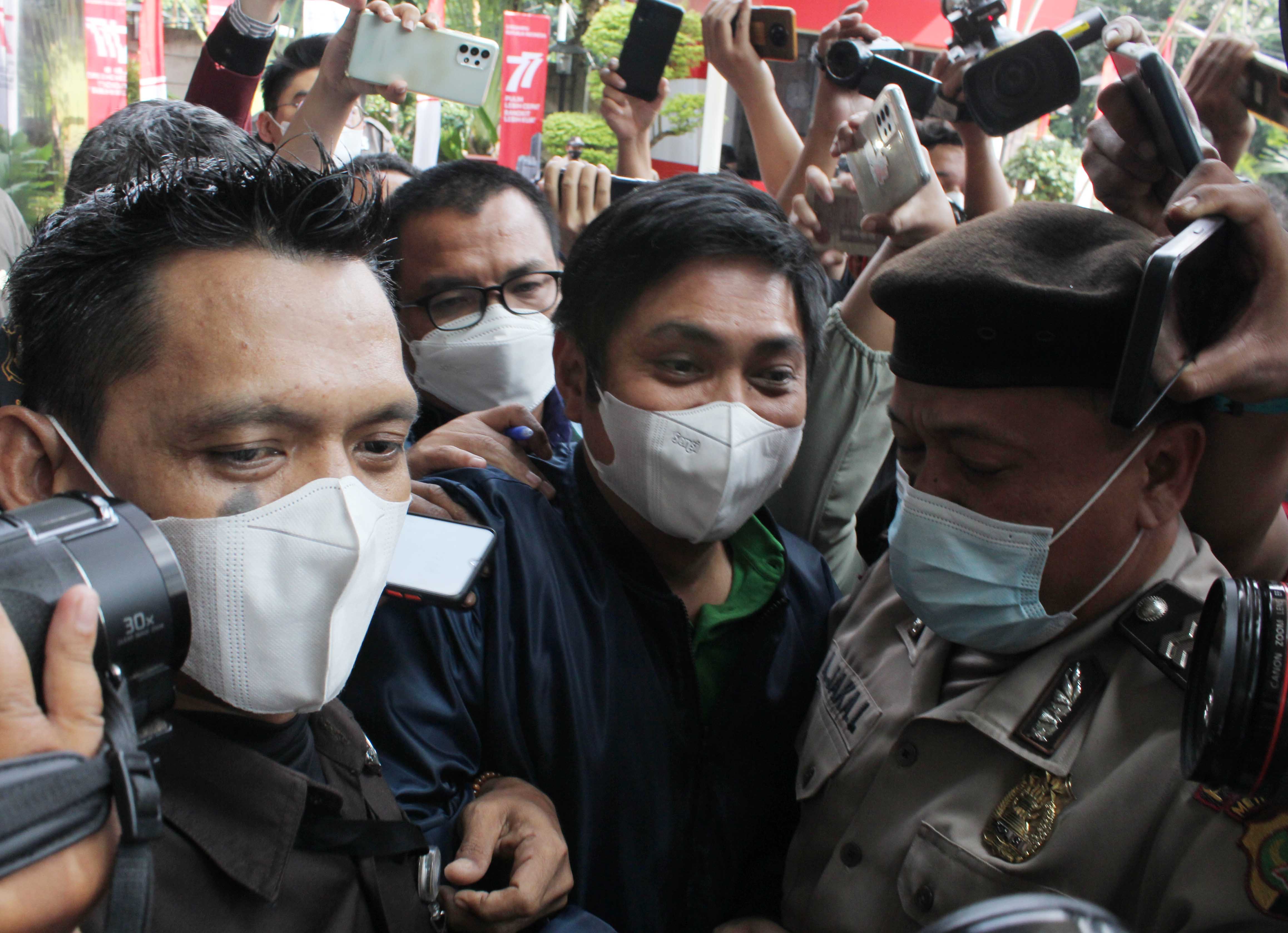 Mantan Bupati Tanah Bumbu, Mardani H Maming saat mendatangi KPK bersama kuasa hukumnya, Kamis (28/7/2022)