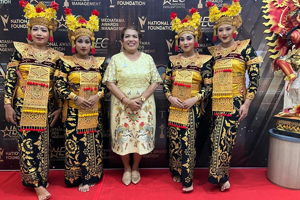 dr. Dessy Urbinas (tengah).