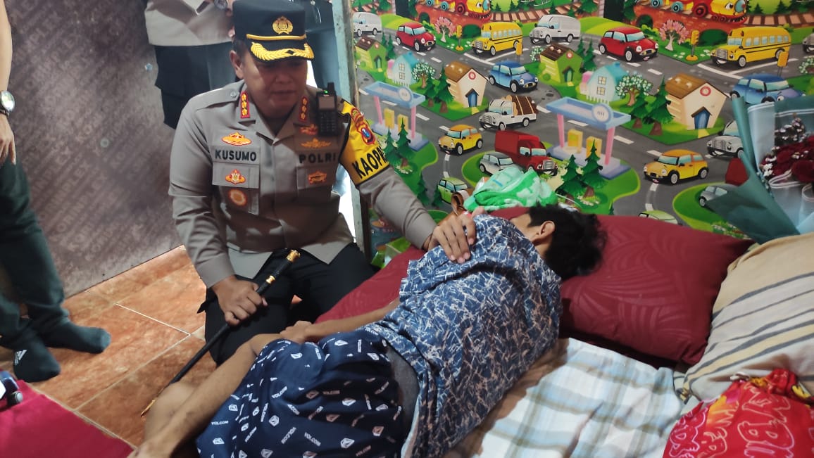 Vicky Hermansyah, korban tragedi Kanjuruhan dijenguk Kapolresta Sidoarjo Kombes Kusumo Wahyu Bintoro di rumahnya, Kamis (3/11).