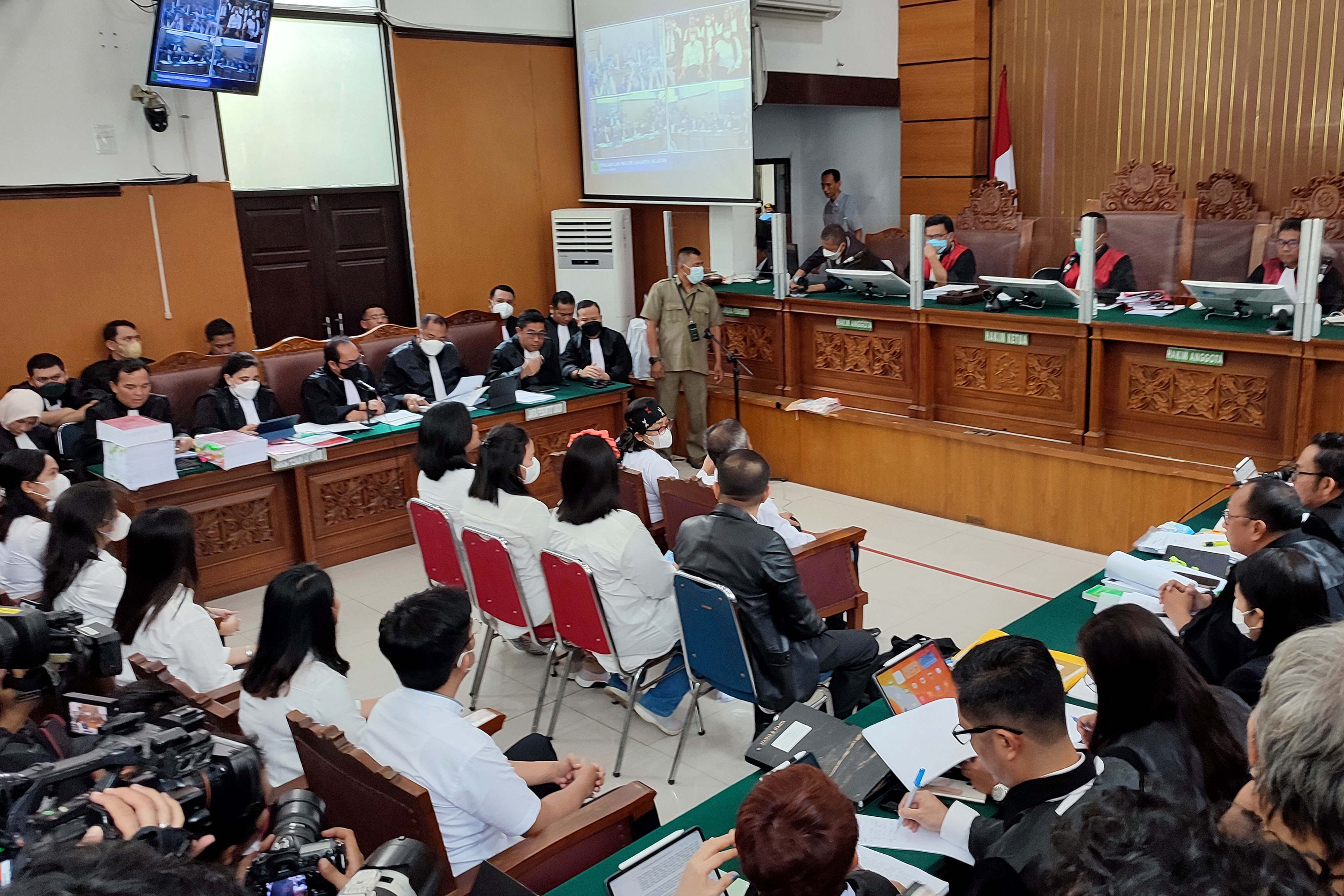 Sejumlah saksi dalam kasus Brigadir Yosua Hutabarat dihadirkan saat memasuki ruang sidang untuk menjalani persidangan lanjutan di PN Jaksel