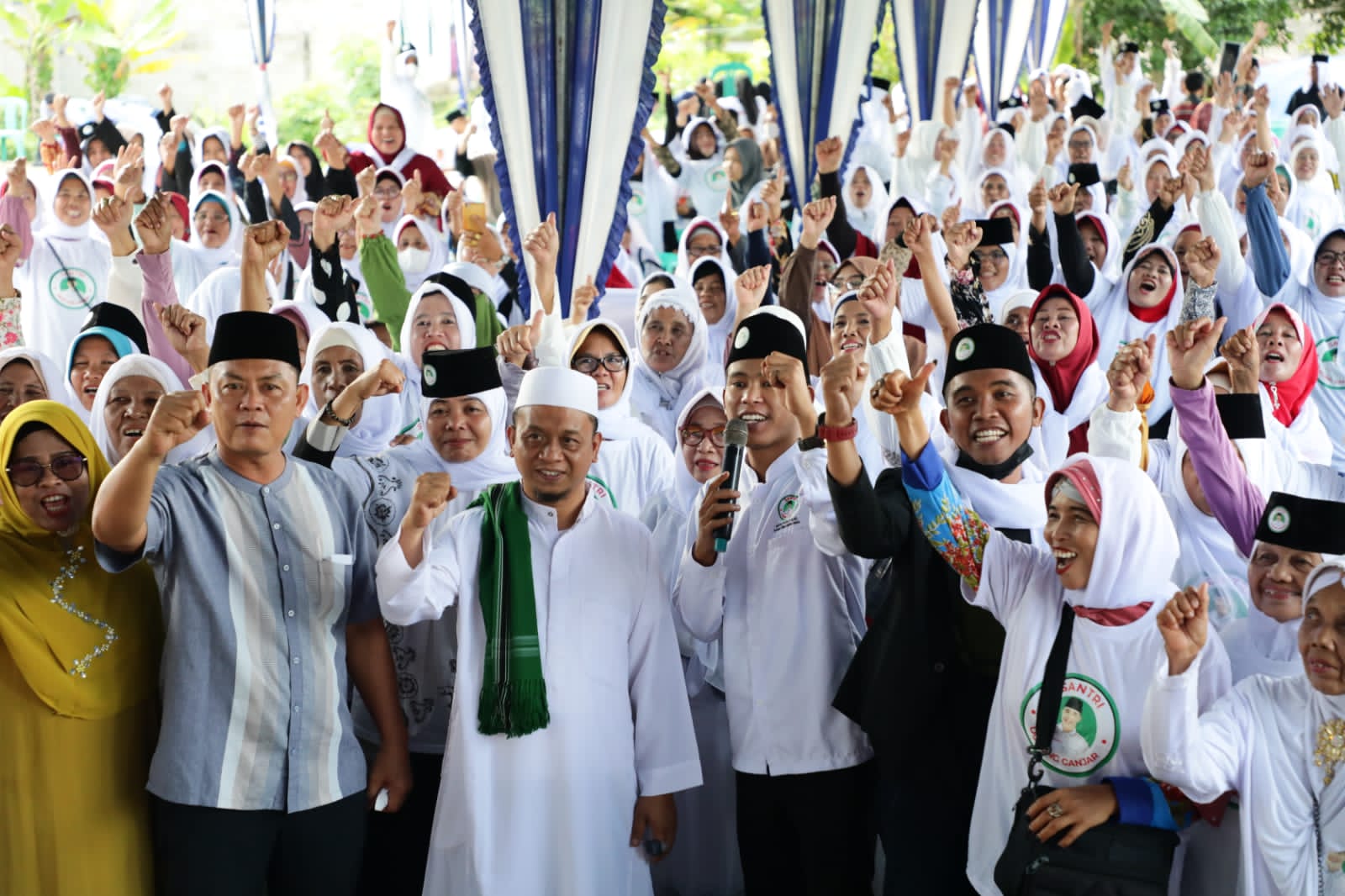 Ribuan santri di OKI Ogan Komering Ilir, menggelar doa untuk masyarakat Indonesia agar lebih maju dan sejahtera di OKI, Minggu (13/11/2022)