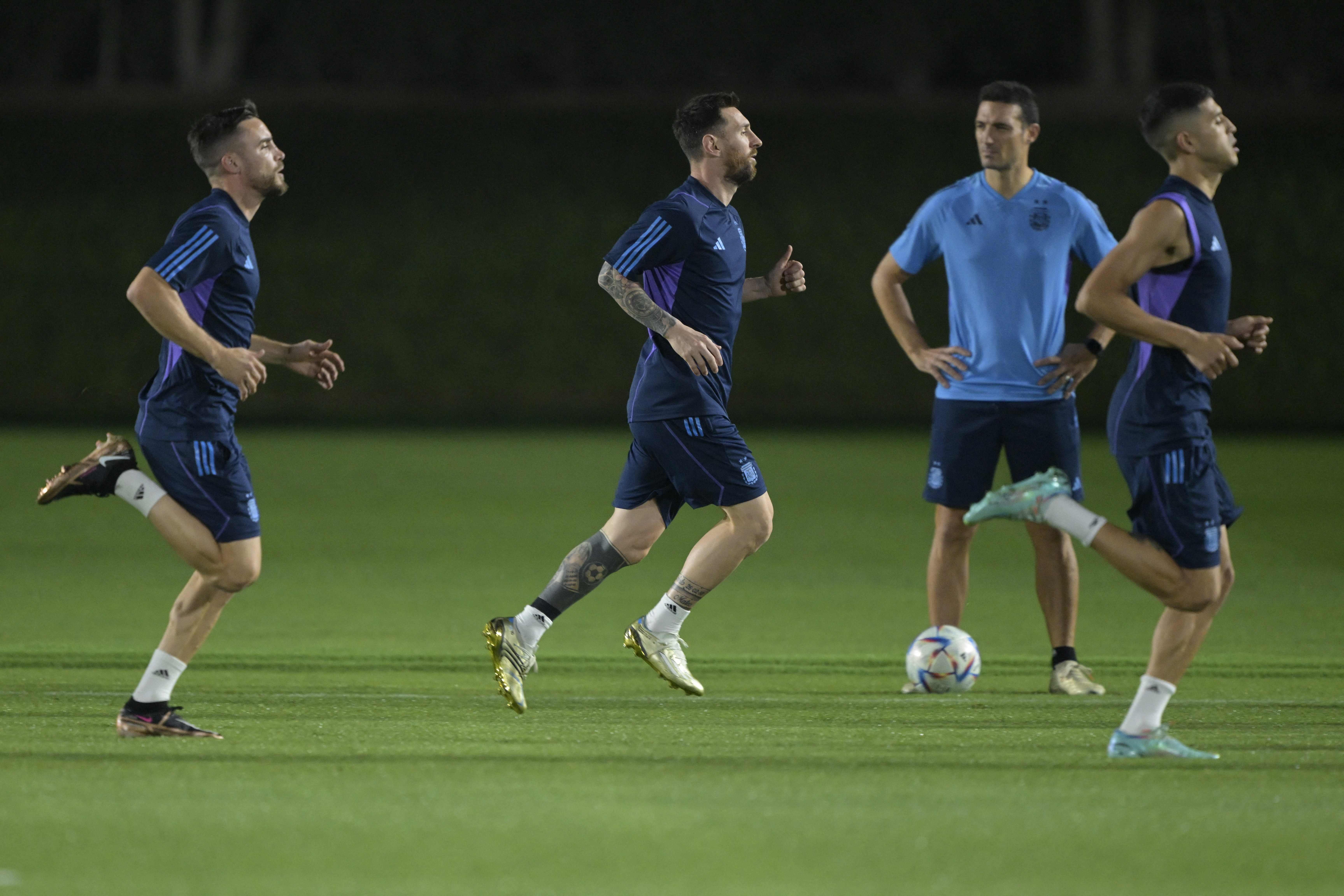 Pelatih Argentina Lionel Scaloni mengawasi sesi latihan yang dijalani Lionel Messi cs di Universitas Qatar, Doha, Qatar.