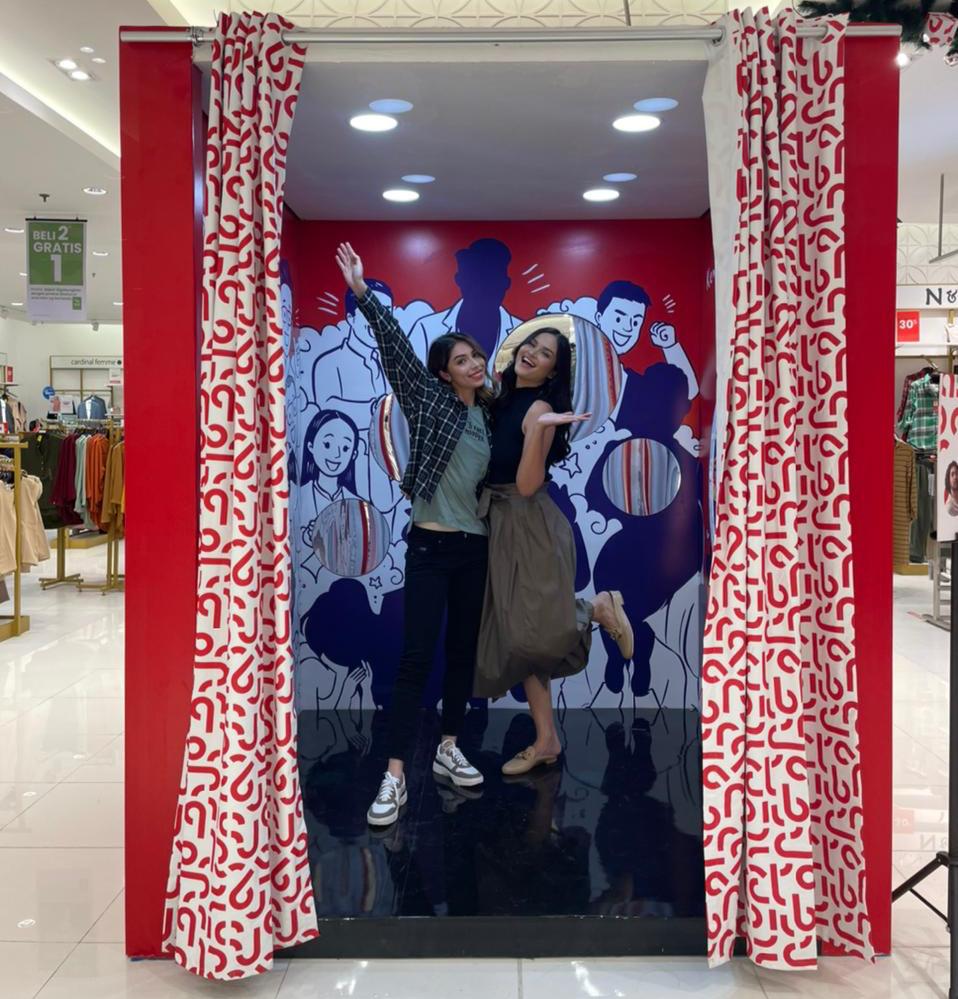 Ritel Matahari menghadirkan fitting room yang bisa dibuat untuk selfie.