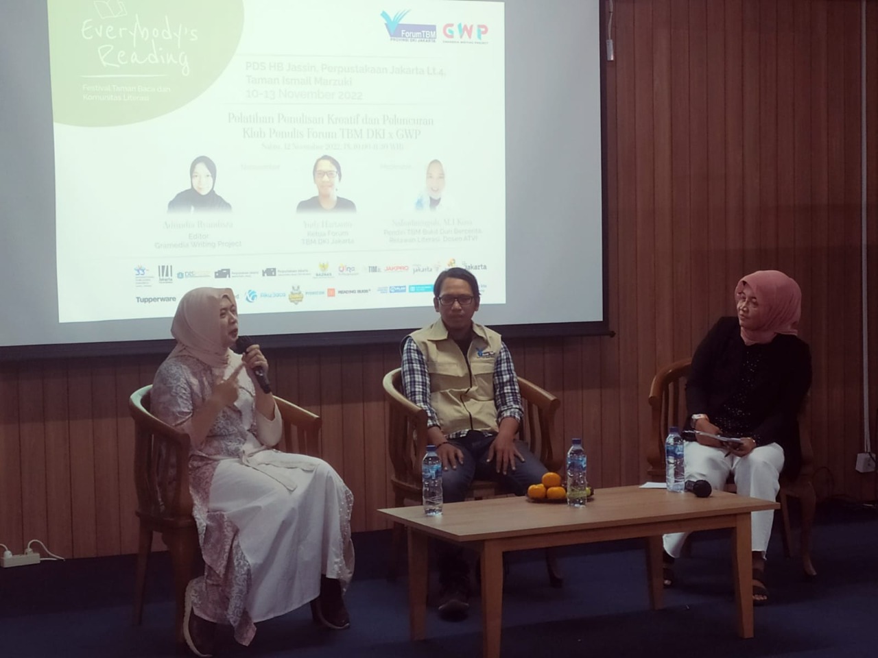 Dai kiri Penulis Andrin, Ketua TBM DKI, Yudy Hartanto, dan moderator Safrudiningsih.