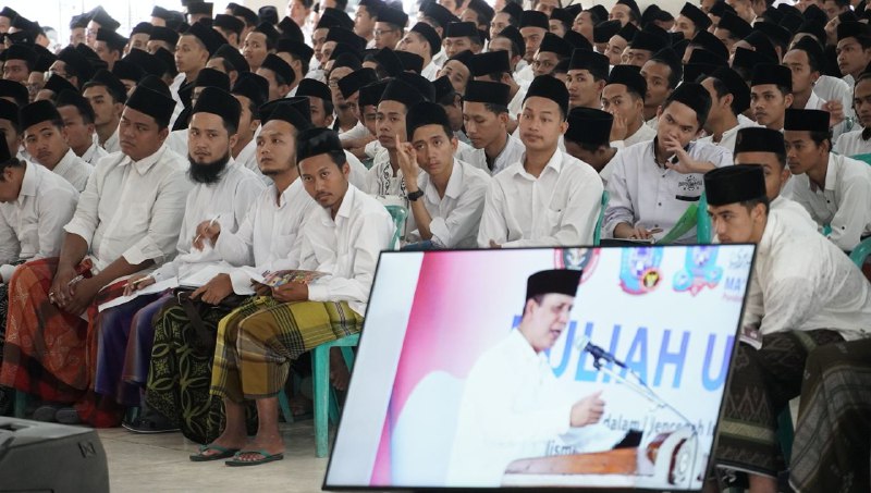 Kepala BNPT Komjen Boy Rafli Amar memberikan kuliah umum kepada ribuan santri Ponpes Lirboyo, Kediri, Jawa Timur, Selasa (29/11).