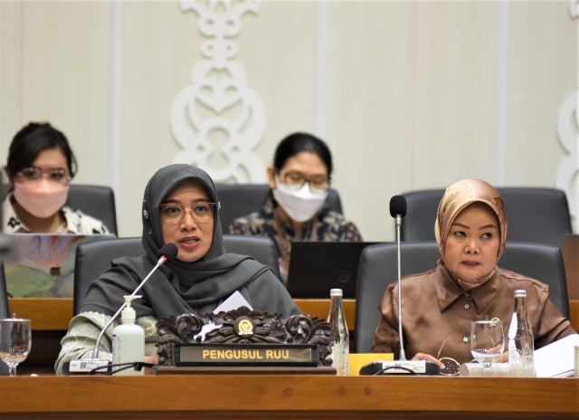 Wakil Ketua Komisi IX DPR RI Nihayatul Wafiroh (kedua dari kiri) dalam Rapat Pleno Baleg di Gedung DPR RI, Senayan, Jakarta, Rabu (16/11).