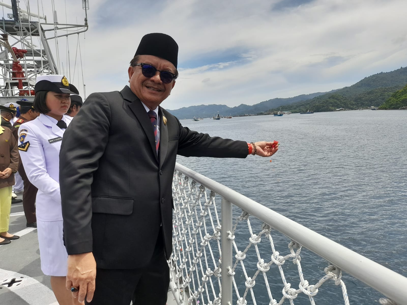 Wali Kota Bitung, sulawesi Utara, Maurits Mantiri memimpin tabur bunga di atas KRI Kakap-811