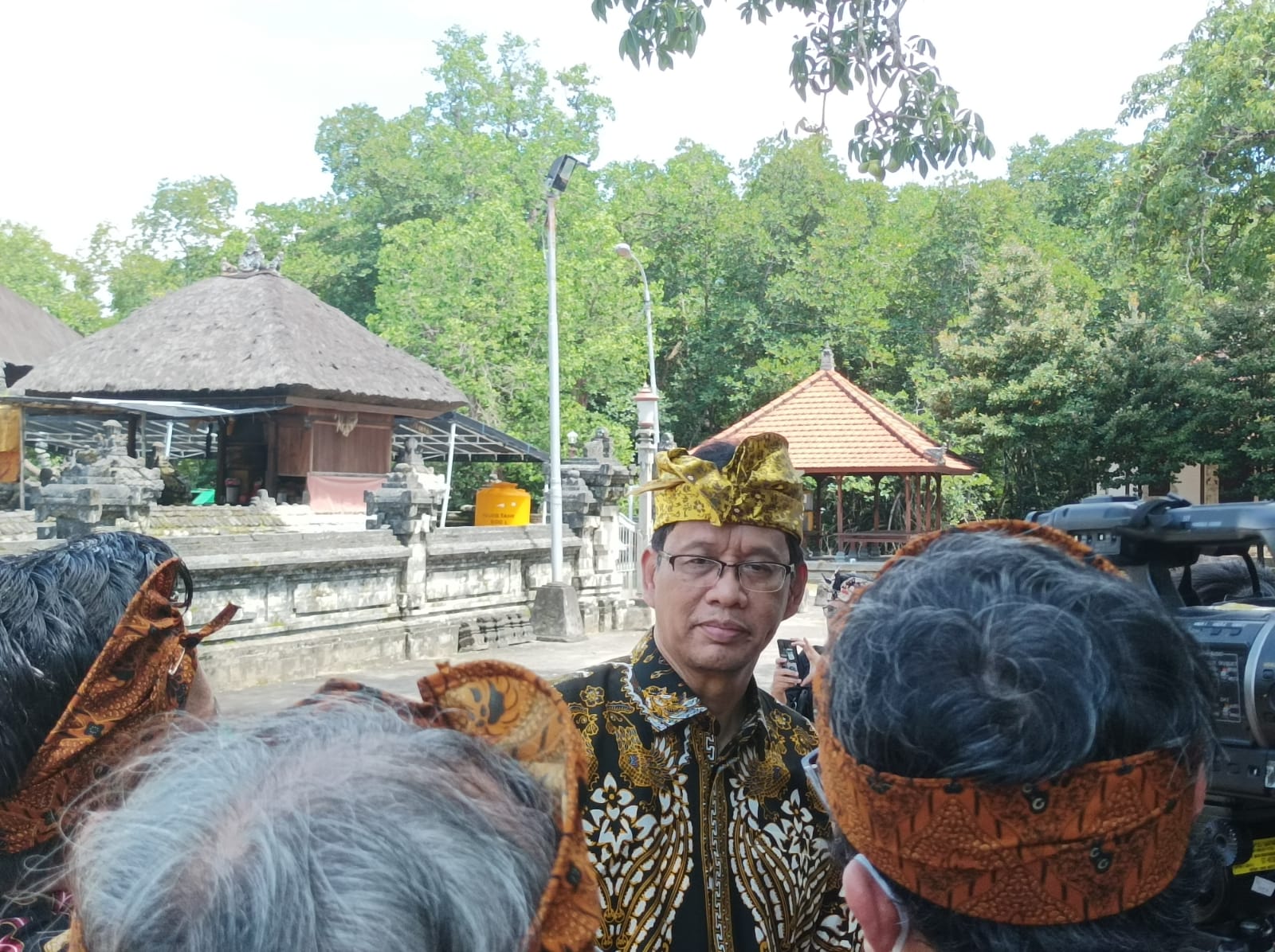 Ketua Dewan Komisioner LPS Purbaya Yudhi Sadewa usai penyerahan CSR bagi Pura Sakenan dan Masjid As-Syuhada di Pulau Serangan, Bali