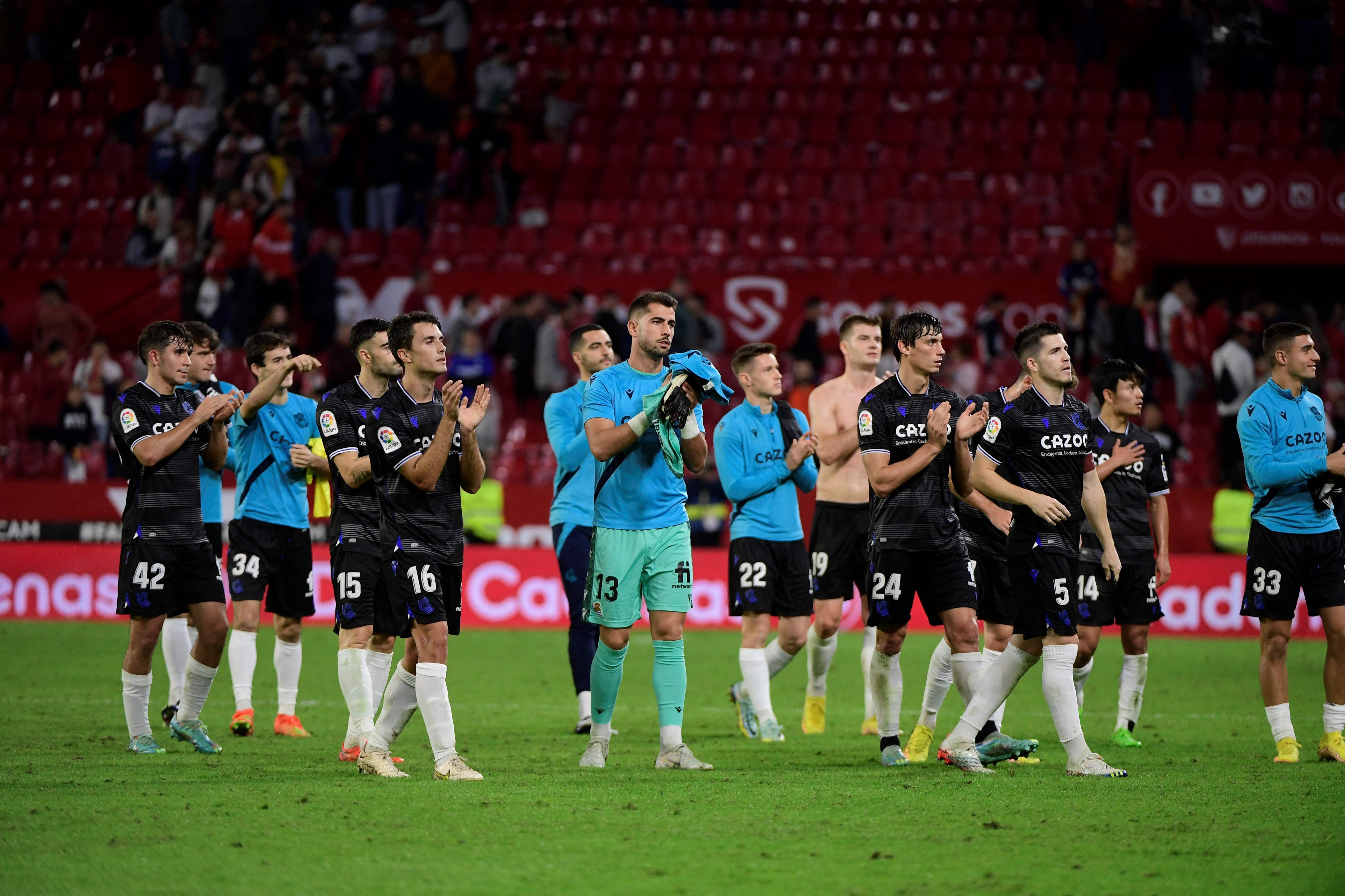 Para pemain Real Sociedad menyapa pendukung mereka usai mengalahkan Sevilla di laga La Liga.