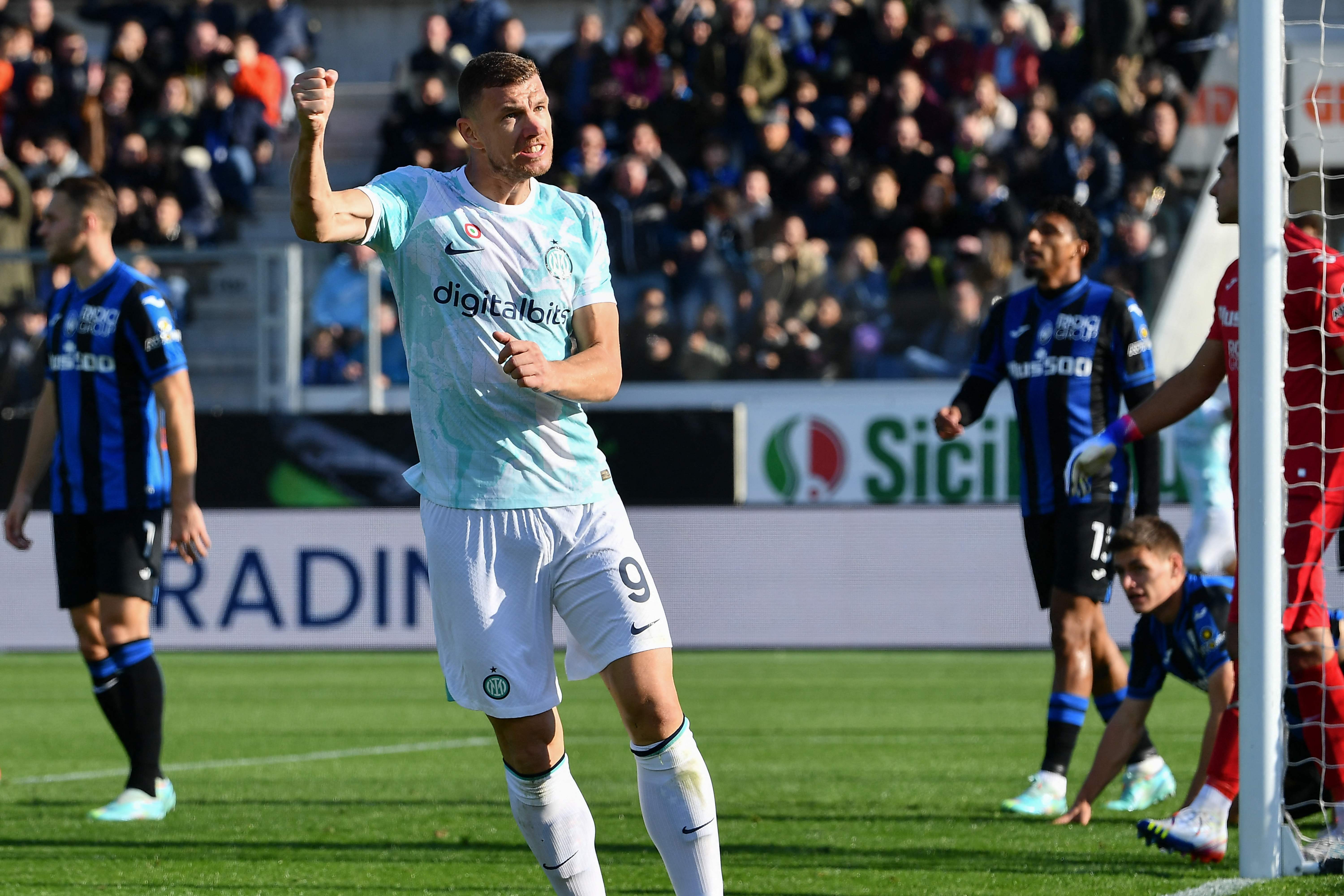 Striker Inter Milan asal Bosnia Edin Dzeko melakukan selebrasi setelah mencetak gol keduanya ke gawang Atalanta, Minggu (13/11).