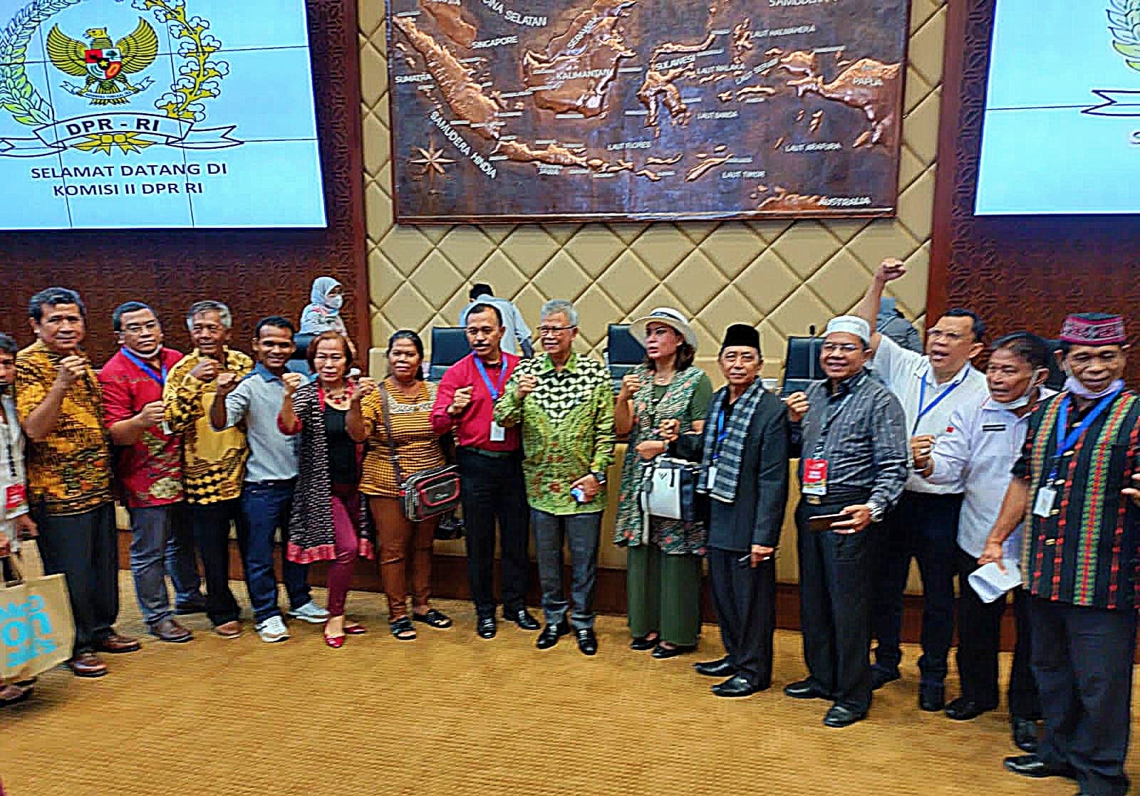 Para korban mafia tanah seusai Rapat Dengar Pendapat dengan Komisi II DPR RI dan menyerahkan bukti kepemilikan lahan mereka ke Komisi II.