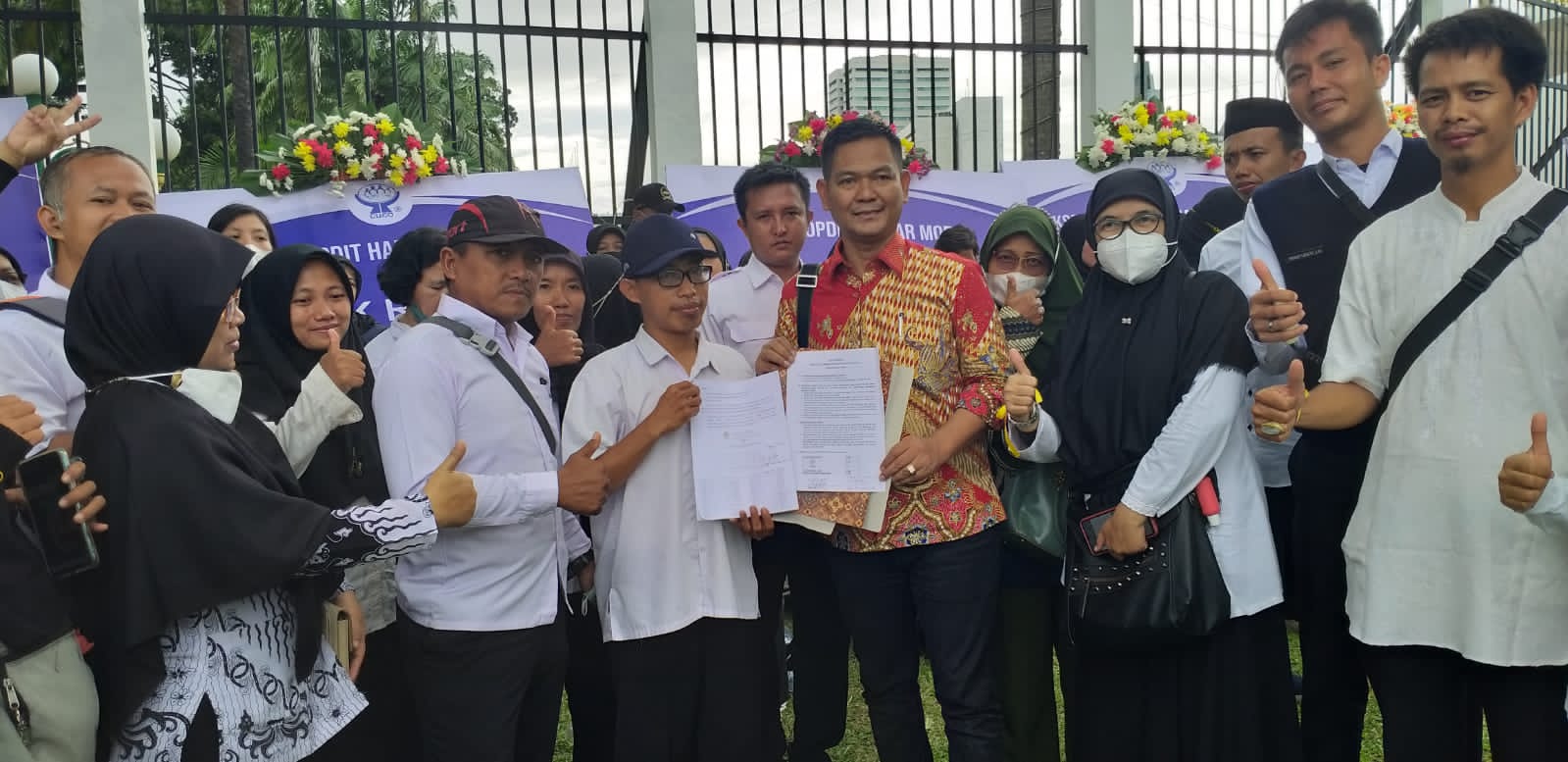 Mohammad Haerul Amri (batik merah) menemui para guru yang berunjuk rasa di DPR RI.