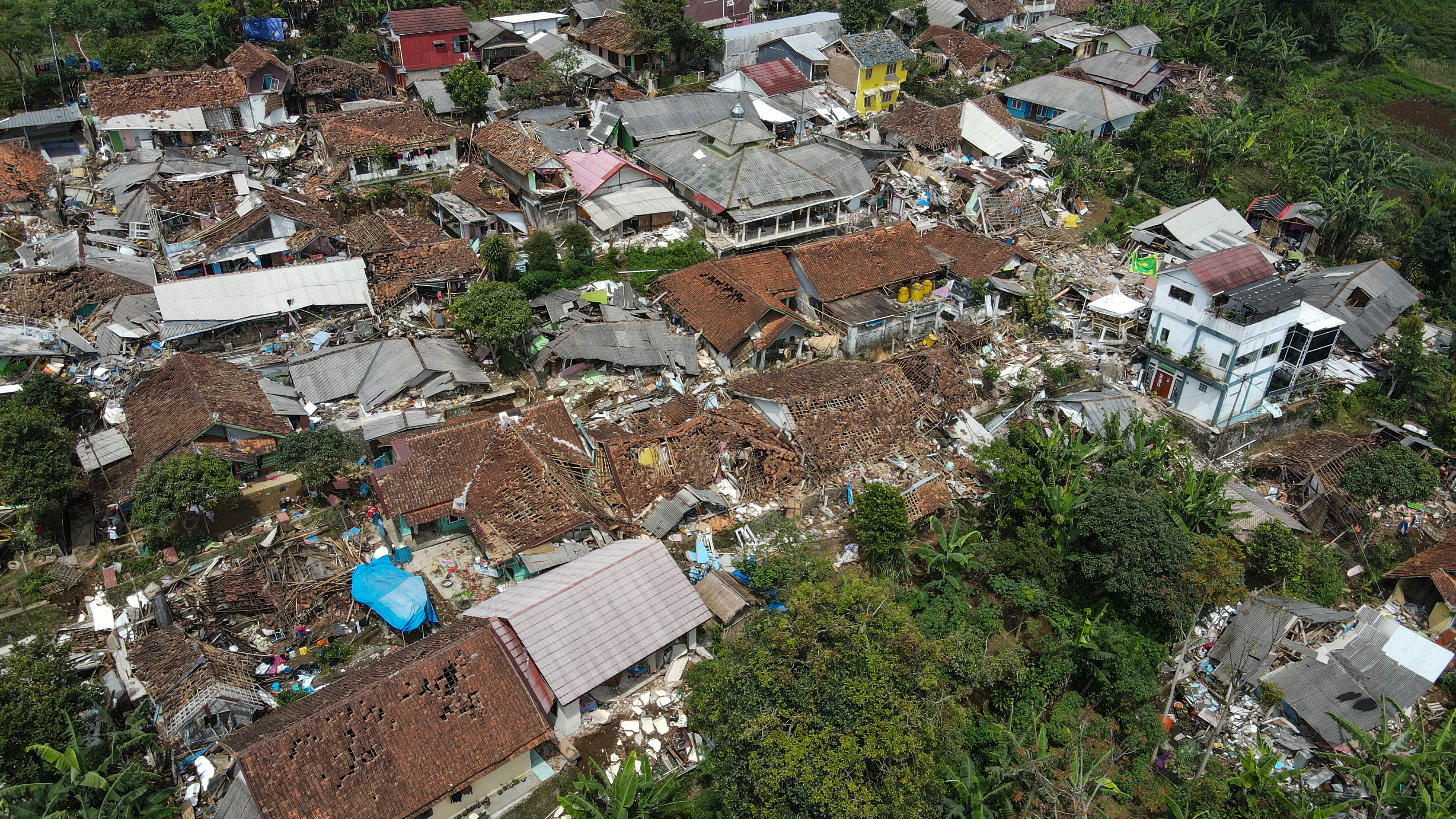 Foto udara permukiman terdampak gempa di Kampung Barukaso, Desak Sukamulya, Kabupaten Cianjur, Jawa Barat, Rabu (23/11).