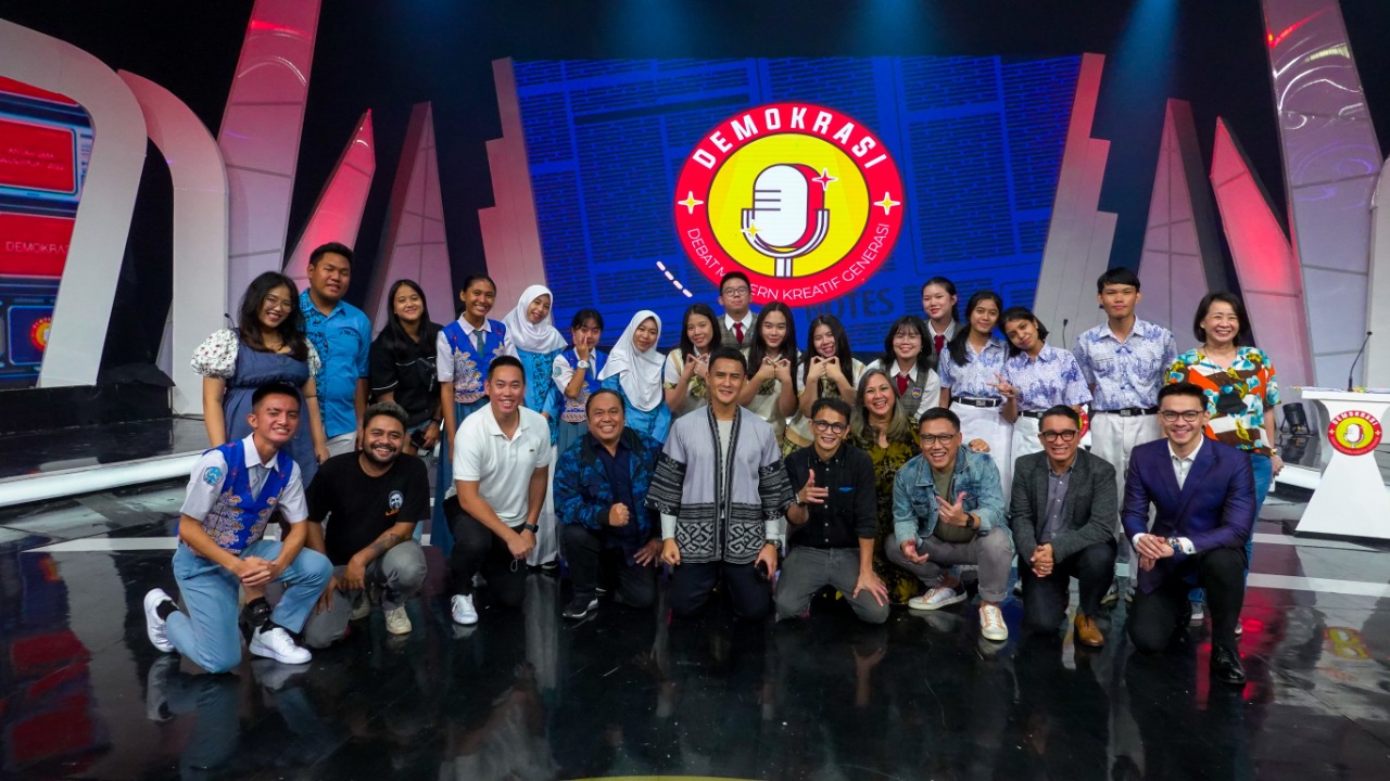 Para peserta dan panita Debat Kreatif Generasi Kreatif yang bertema 'Demokrasi' berpose bersama. 